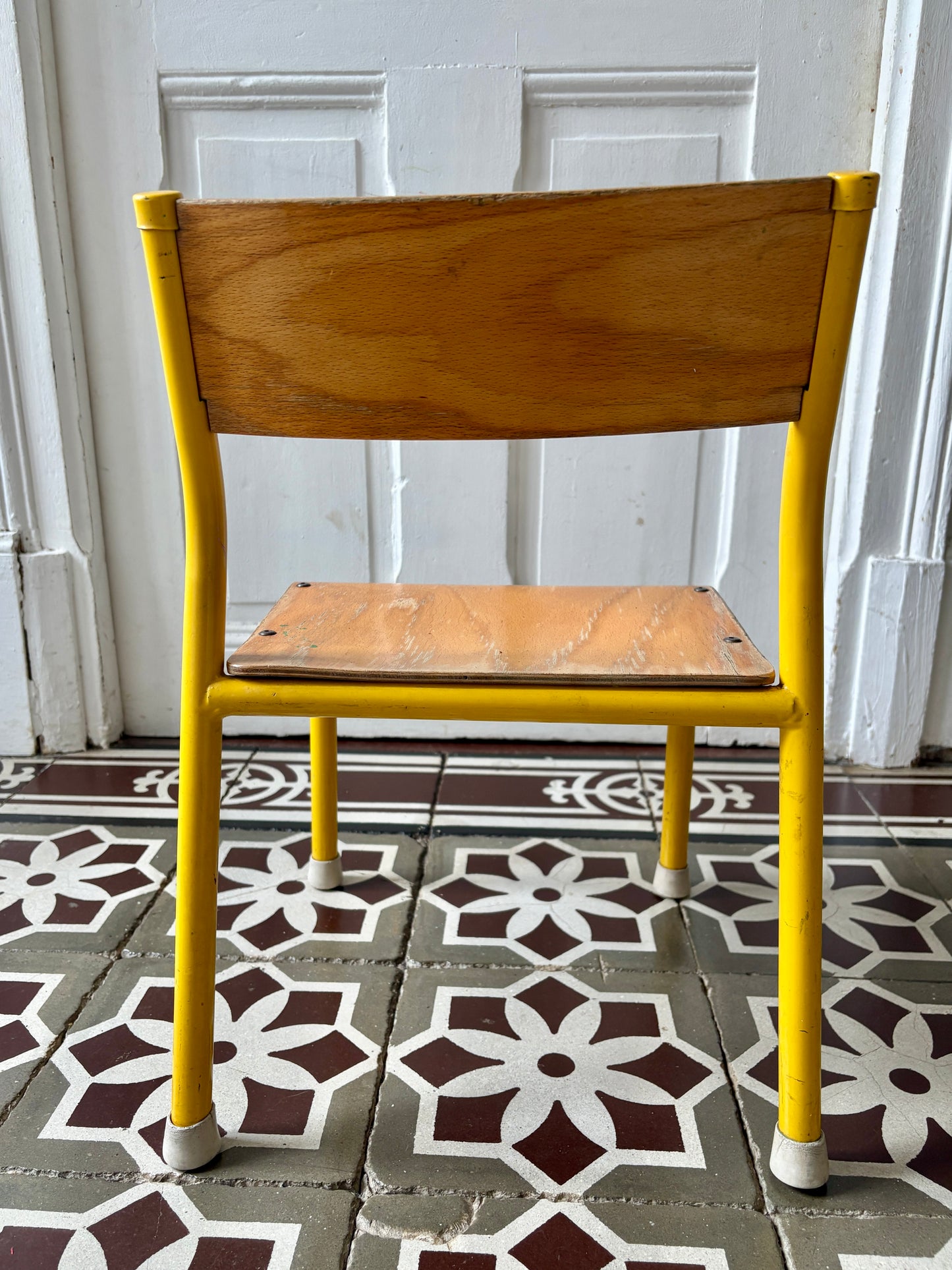 Ancienne chaise d'école pour enfant