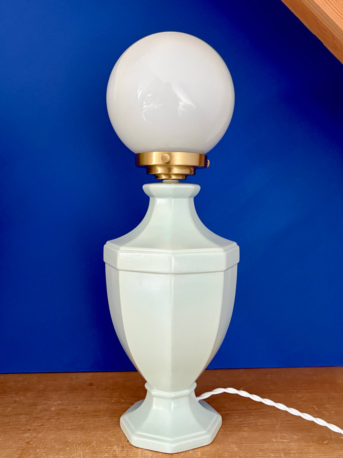 Lampe à poser vintage en céramique bleue et opaline blanche