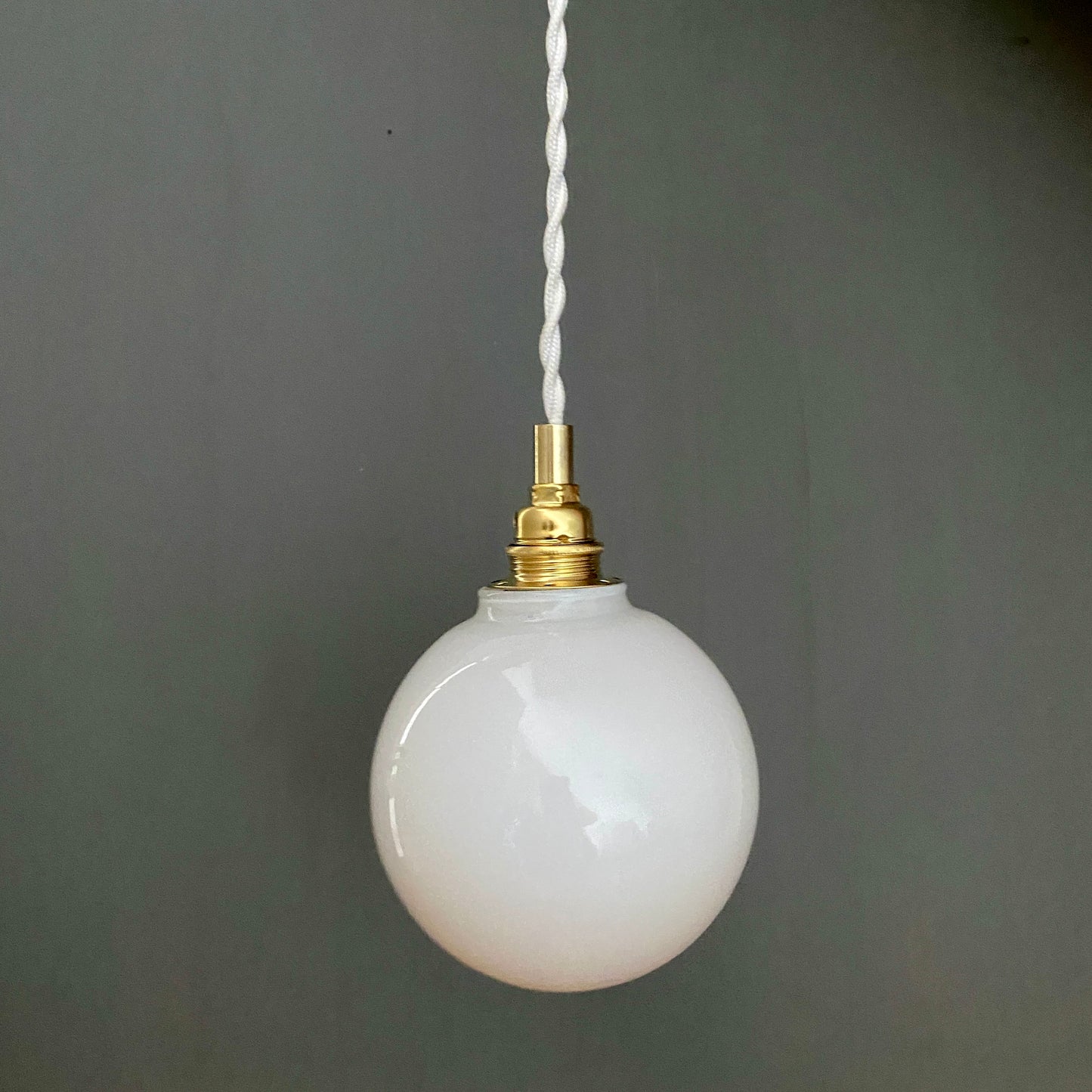 Suspension globe vintage en opaline blanche