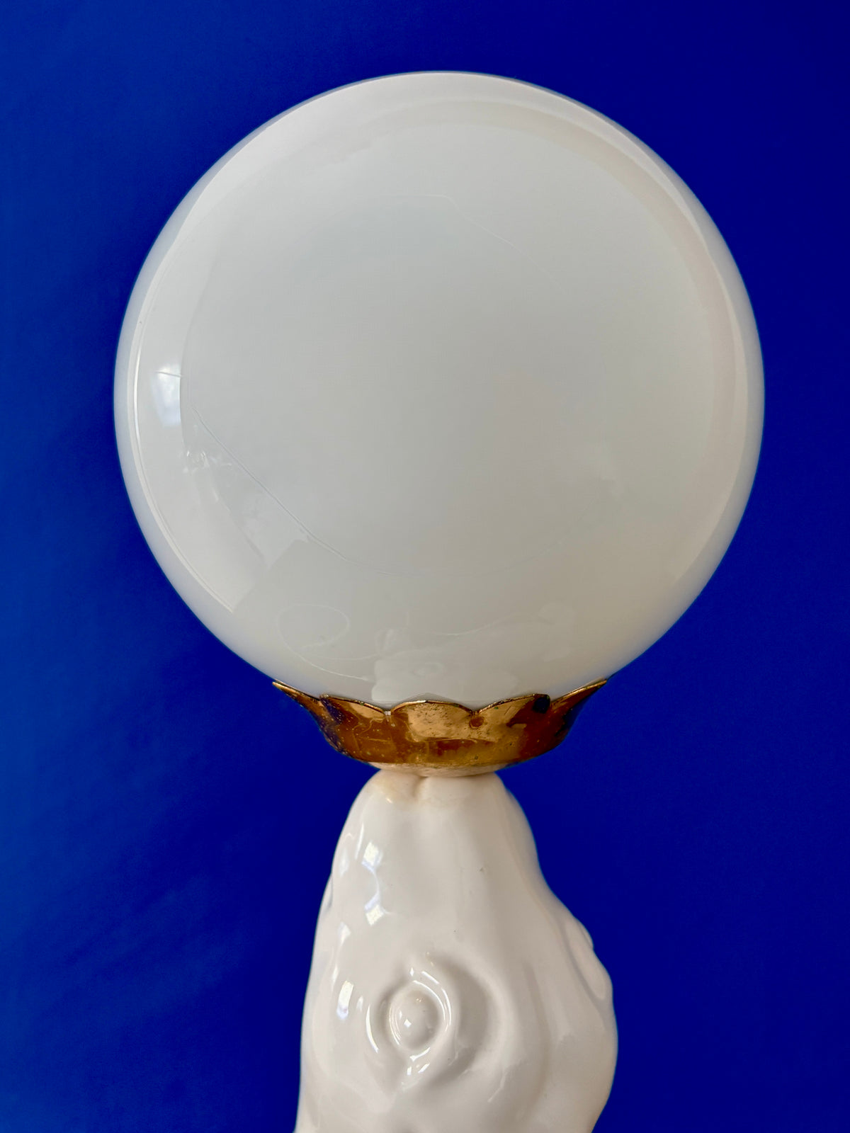 Lampe vintage otarie en céramique blanche et opaline