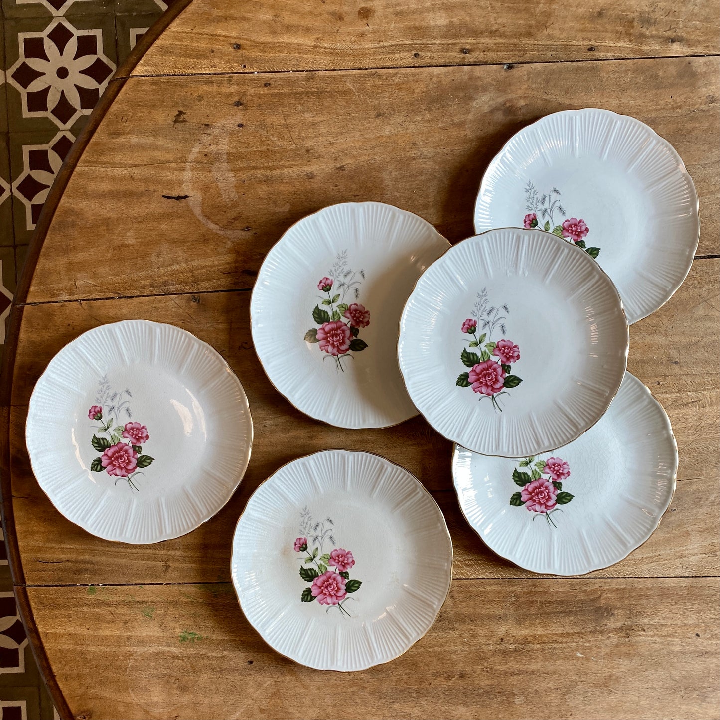 Lot de 6 assiettes à dessert anciennes de la manufacture L'Amandinoise.