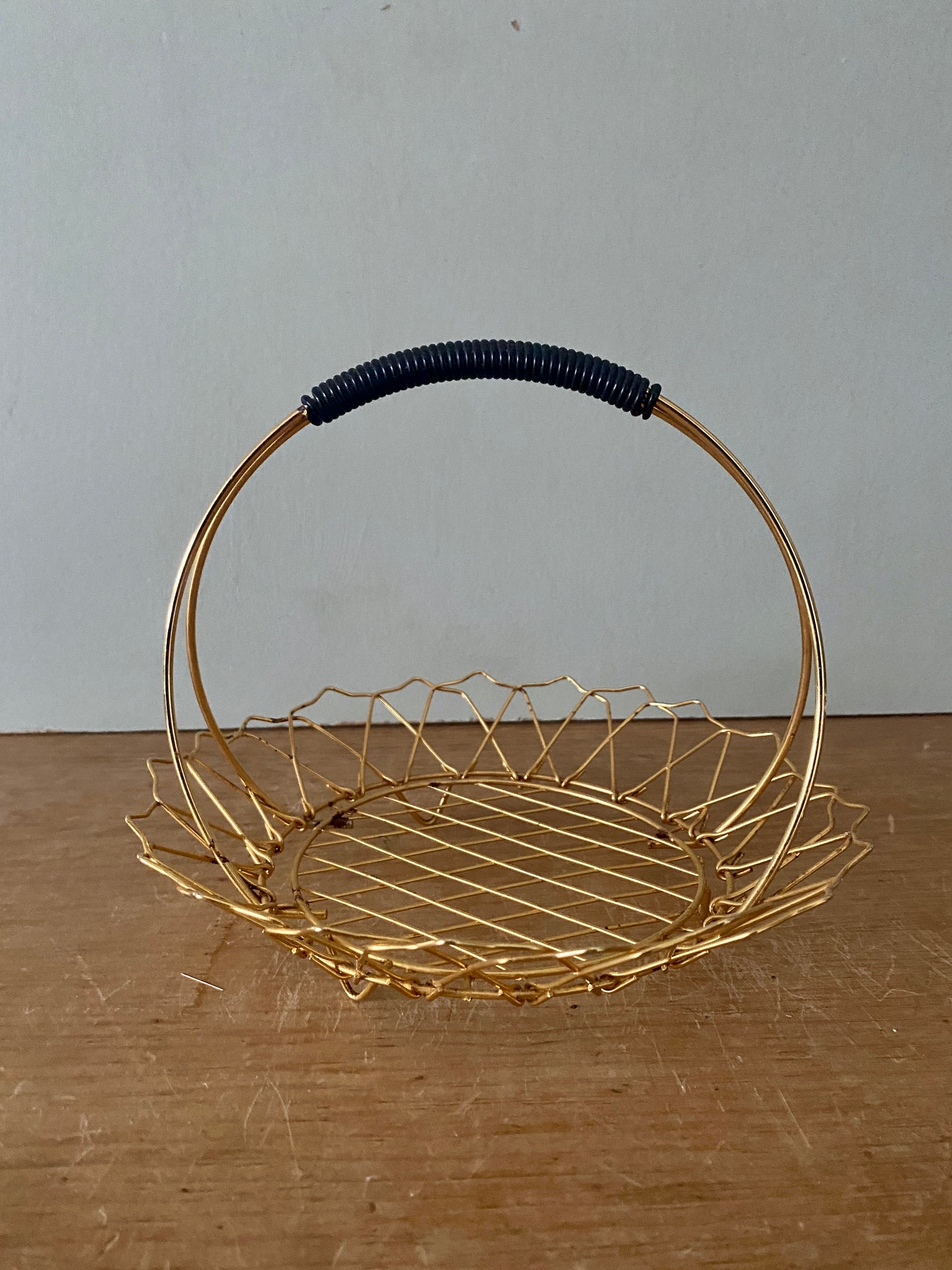 Panier vintage en laiton et scoubidou