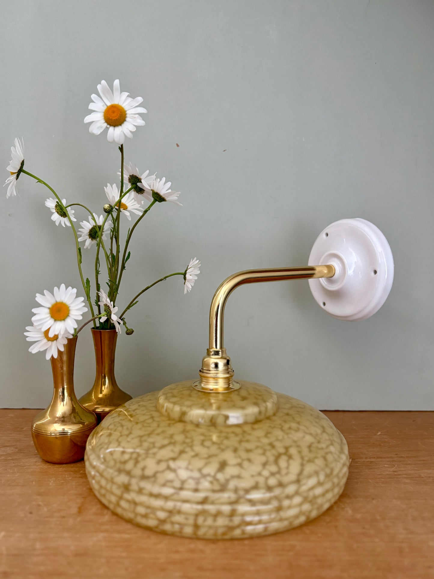 Applique coudée abat-jour vintage en verre de Clichy jaune