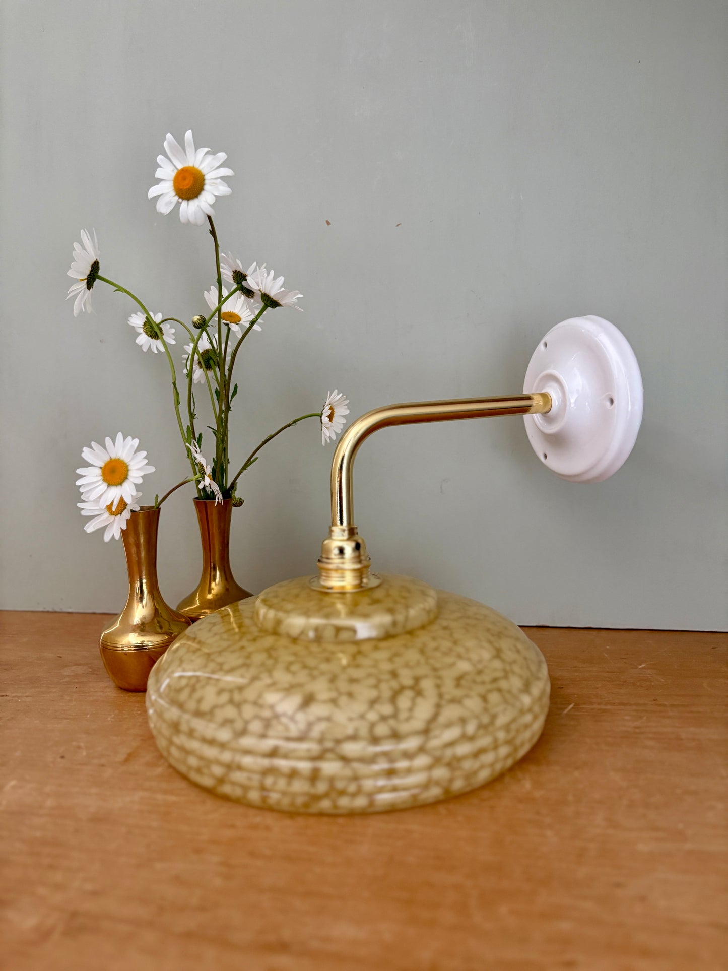 Applique coudée abat-jour vintage en verre de Clichy jaune
