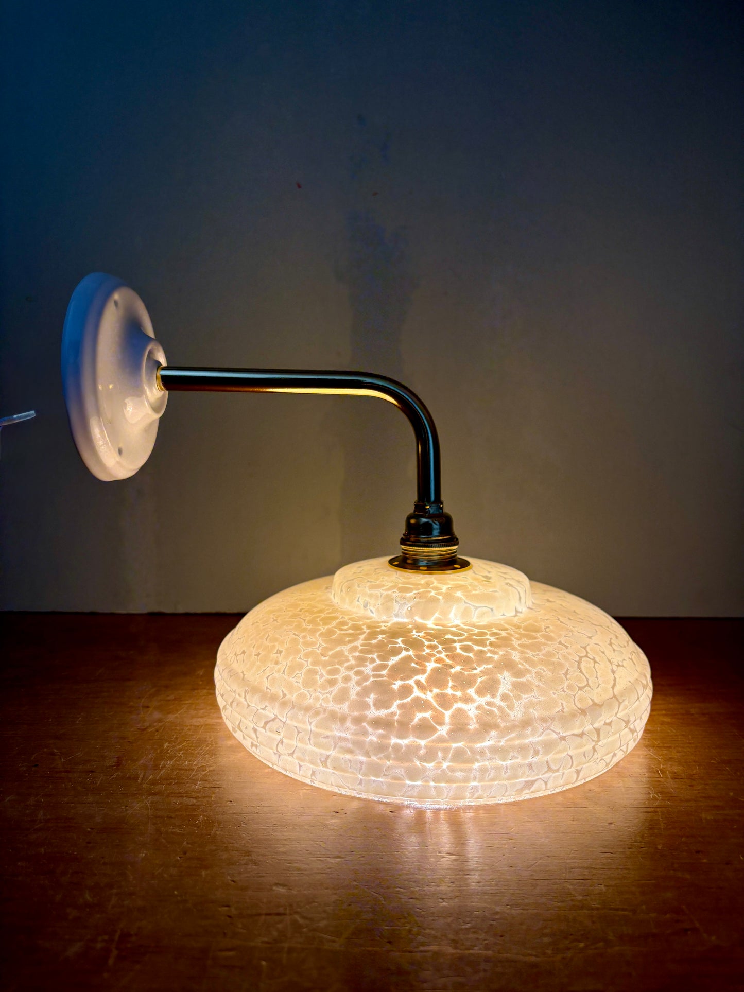 Applique coudée abat-jour vintage en verre de Clichy jaune