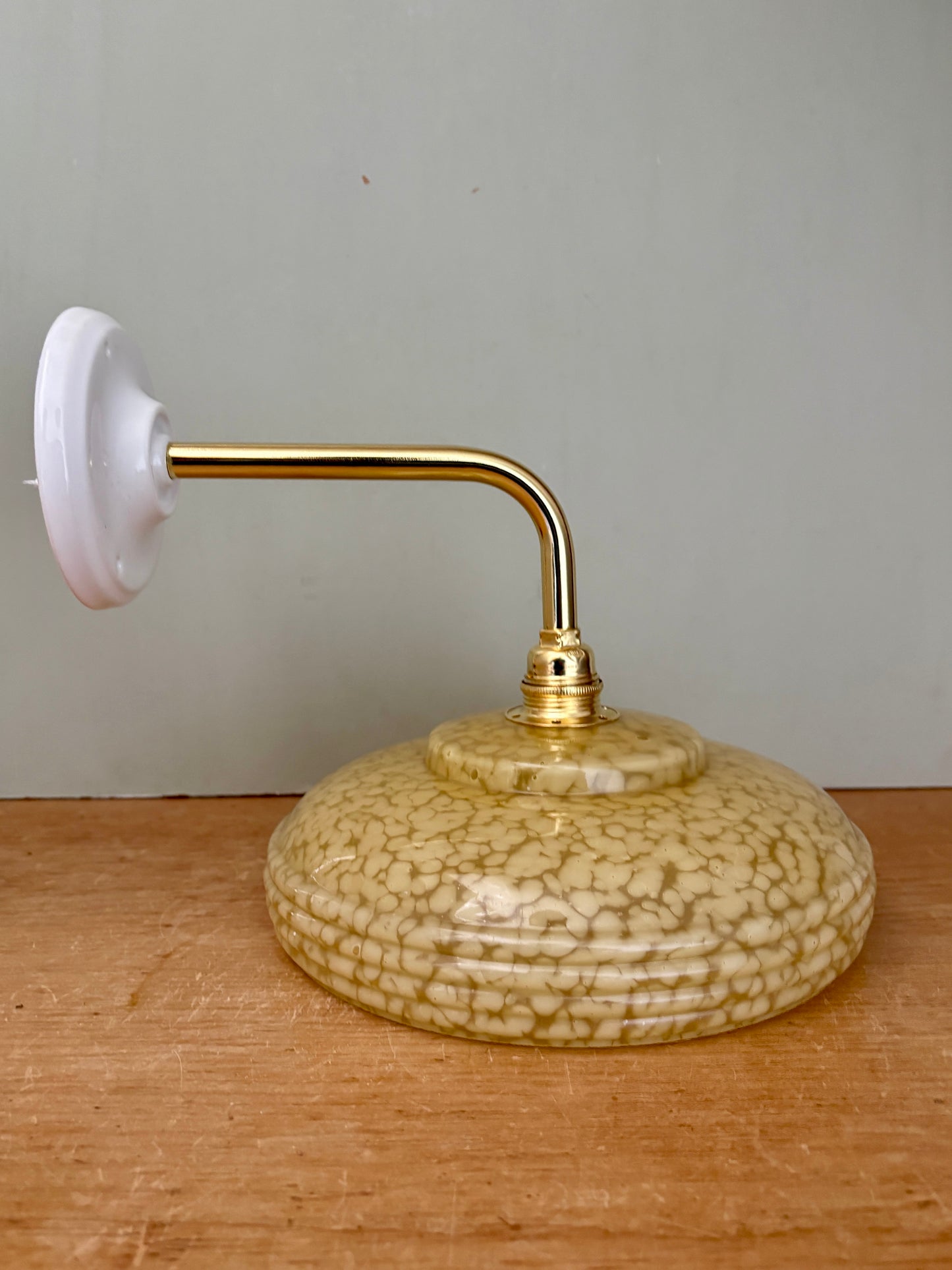 Applique coudée abat-jour vintage en verre de Clichy jaune