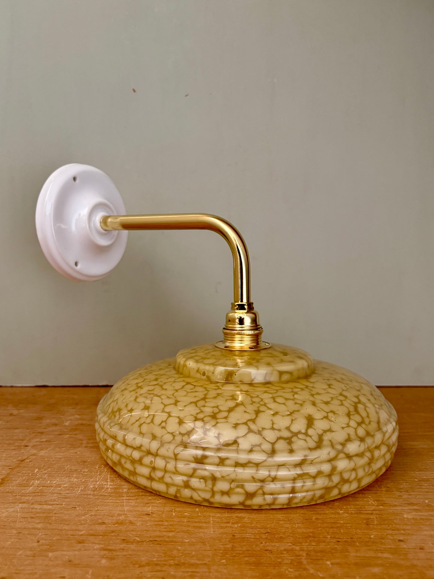 Applique coudée abat-jour vintage en verre de Clichy jaune