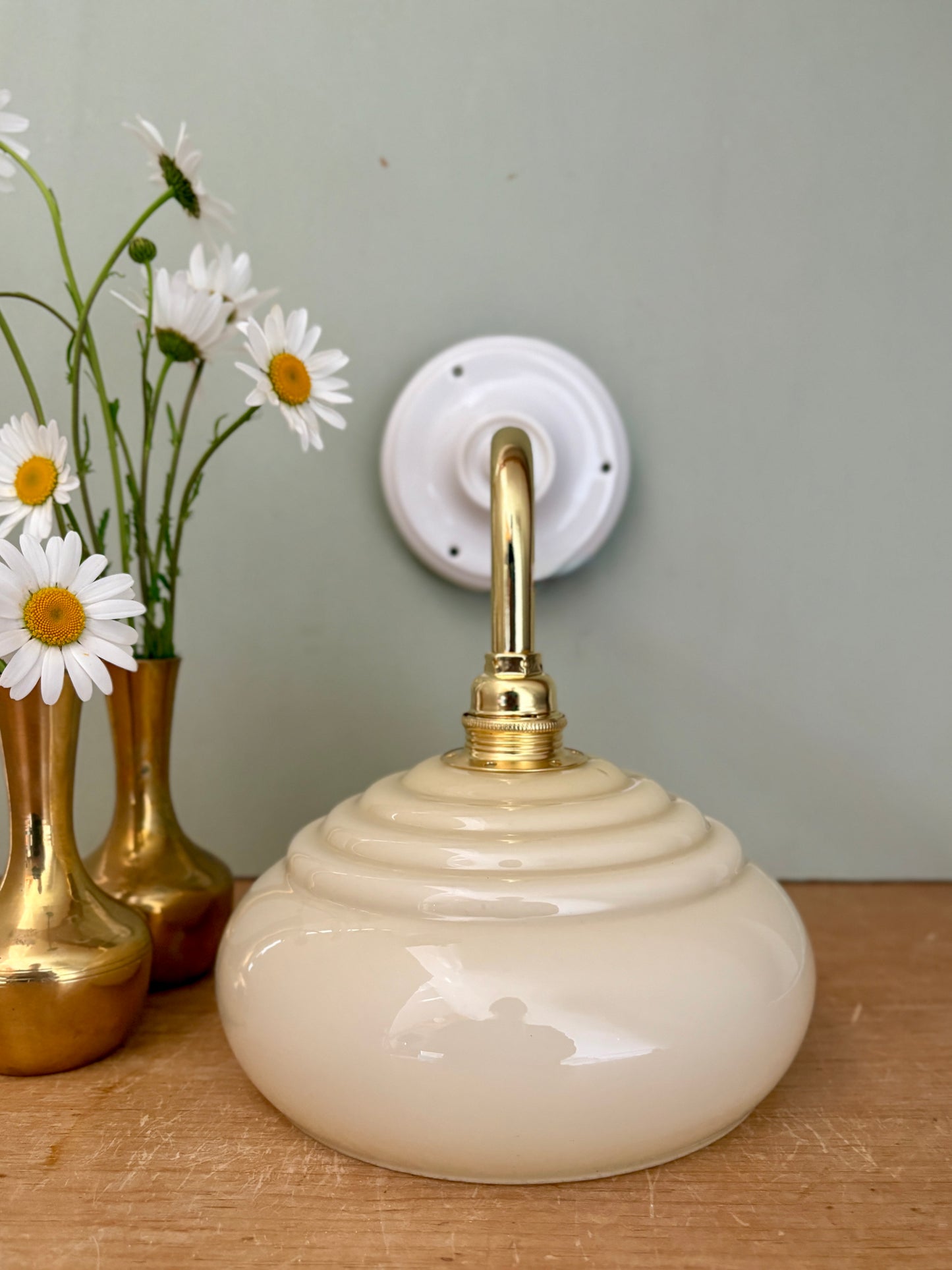 Applique coudée abat jour vintage en opaline jaune pâle