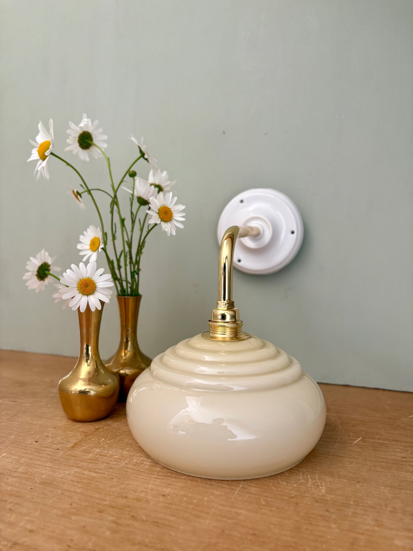 Applique coudée abat jour vintage en opaline jaune pâle