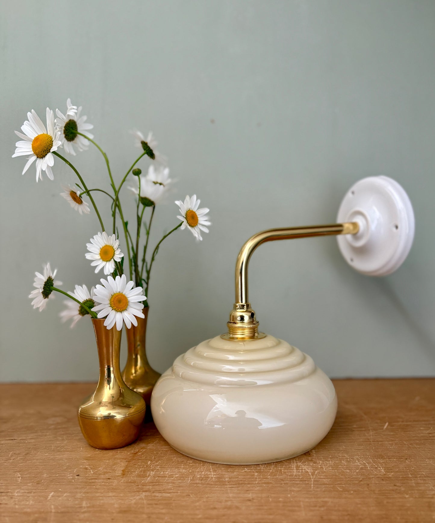 Applique coudée abat jour vintage en opaline jaune pâle