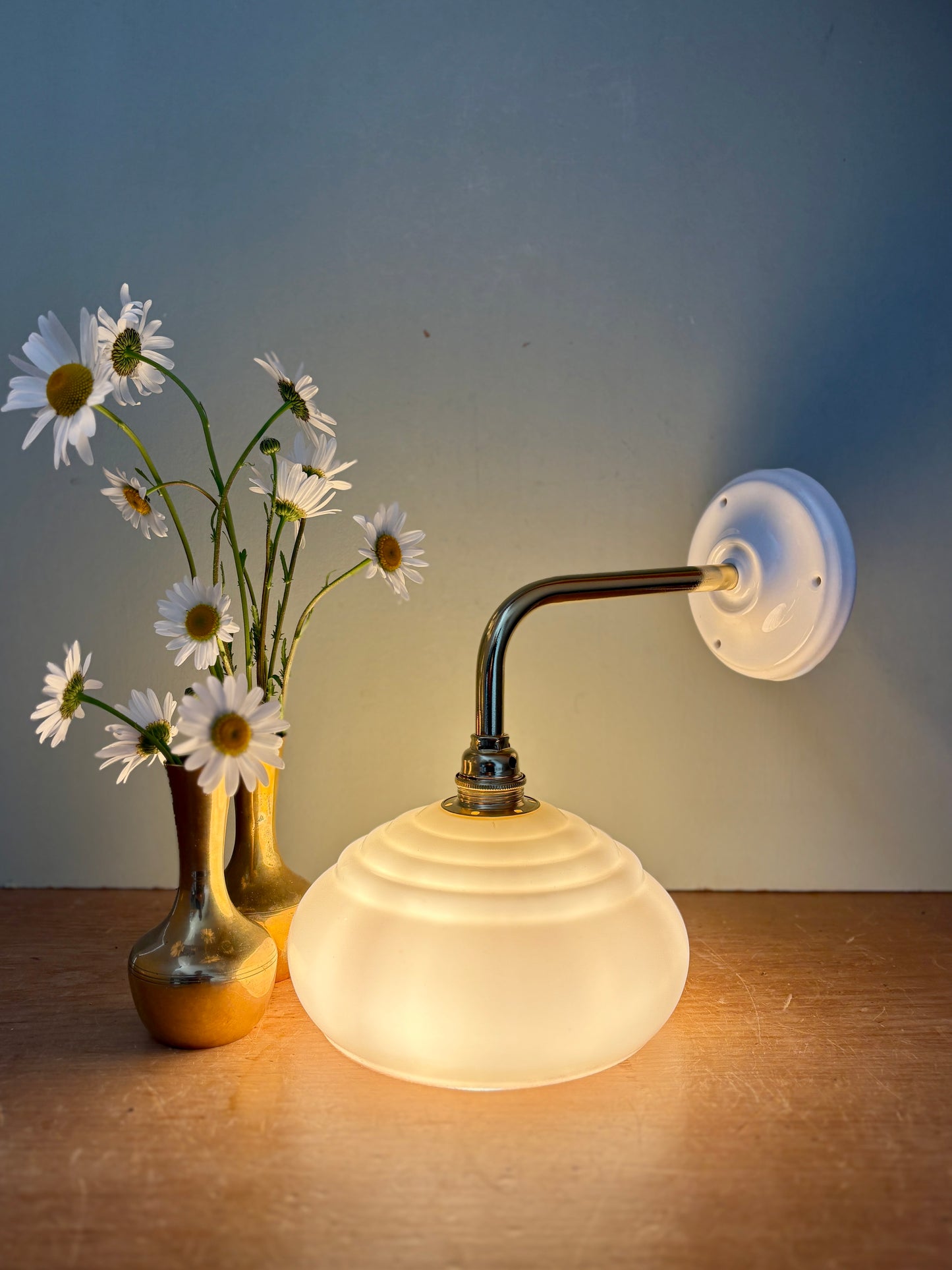 Applique coudée abat jour vintage en opaline jaune pâle