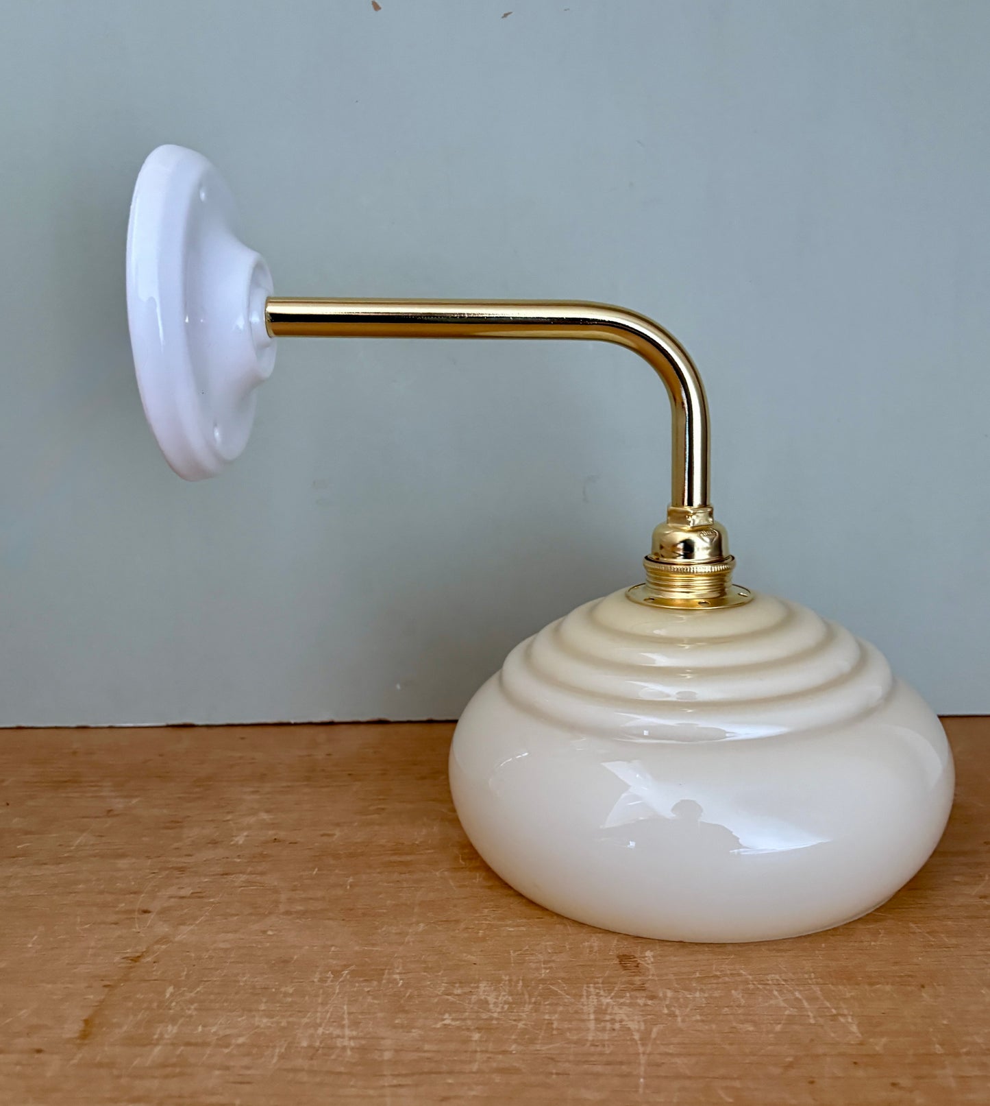 Applique coudée abat jour vintage en opaline jaune pâle
