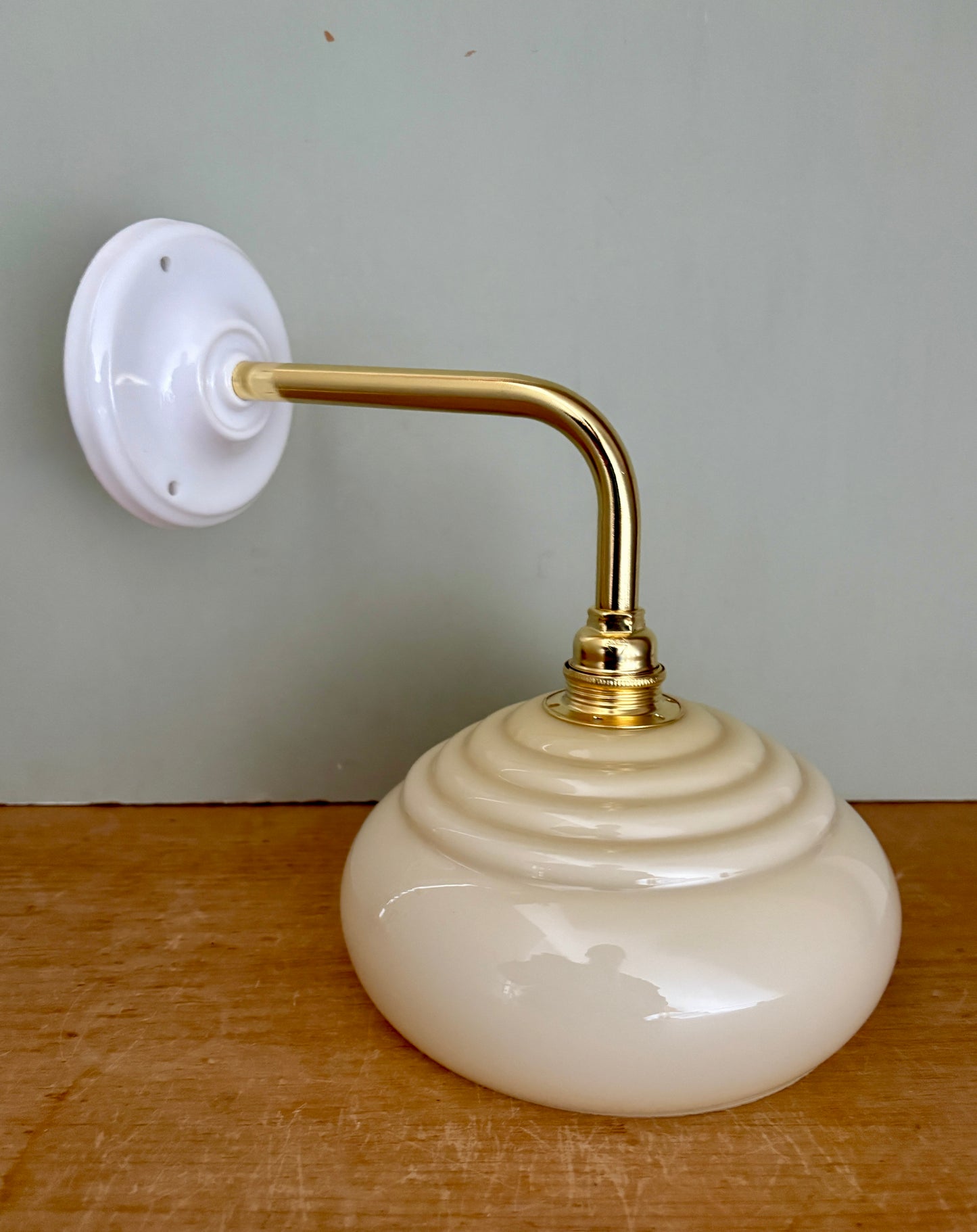 Applique coudée abat jour vintage en opaline jaune pâle