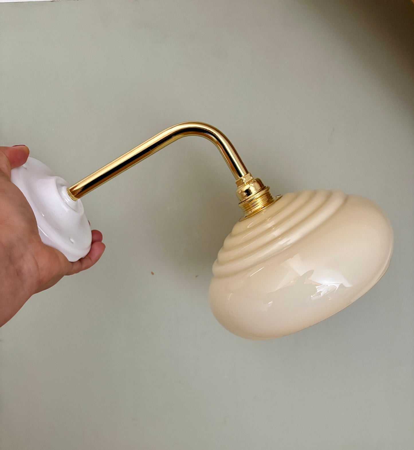 Applique coudée abat jour vintage en opaline jaune pâle