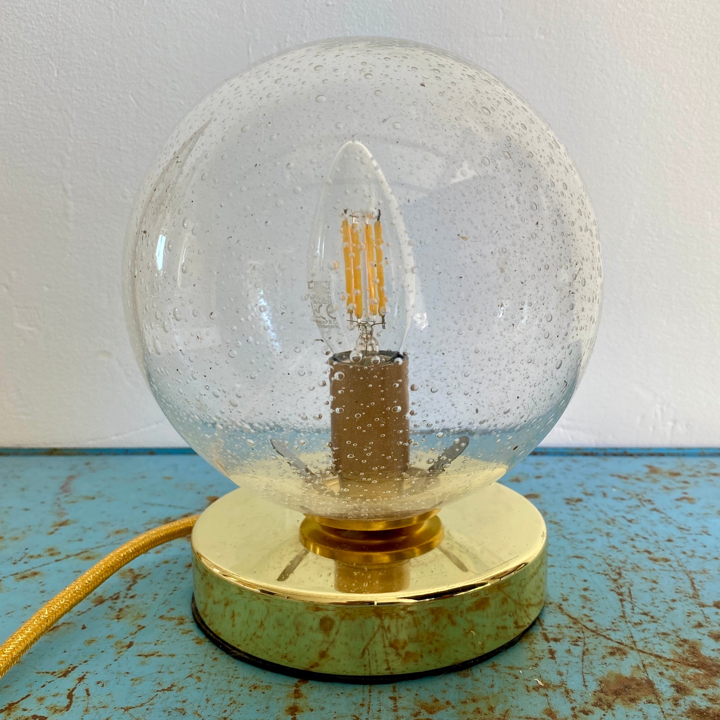 Lampe à poser globe vintage en verre bullé
