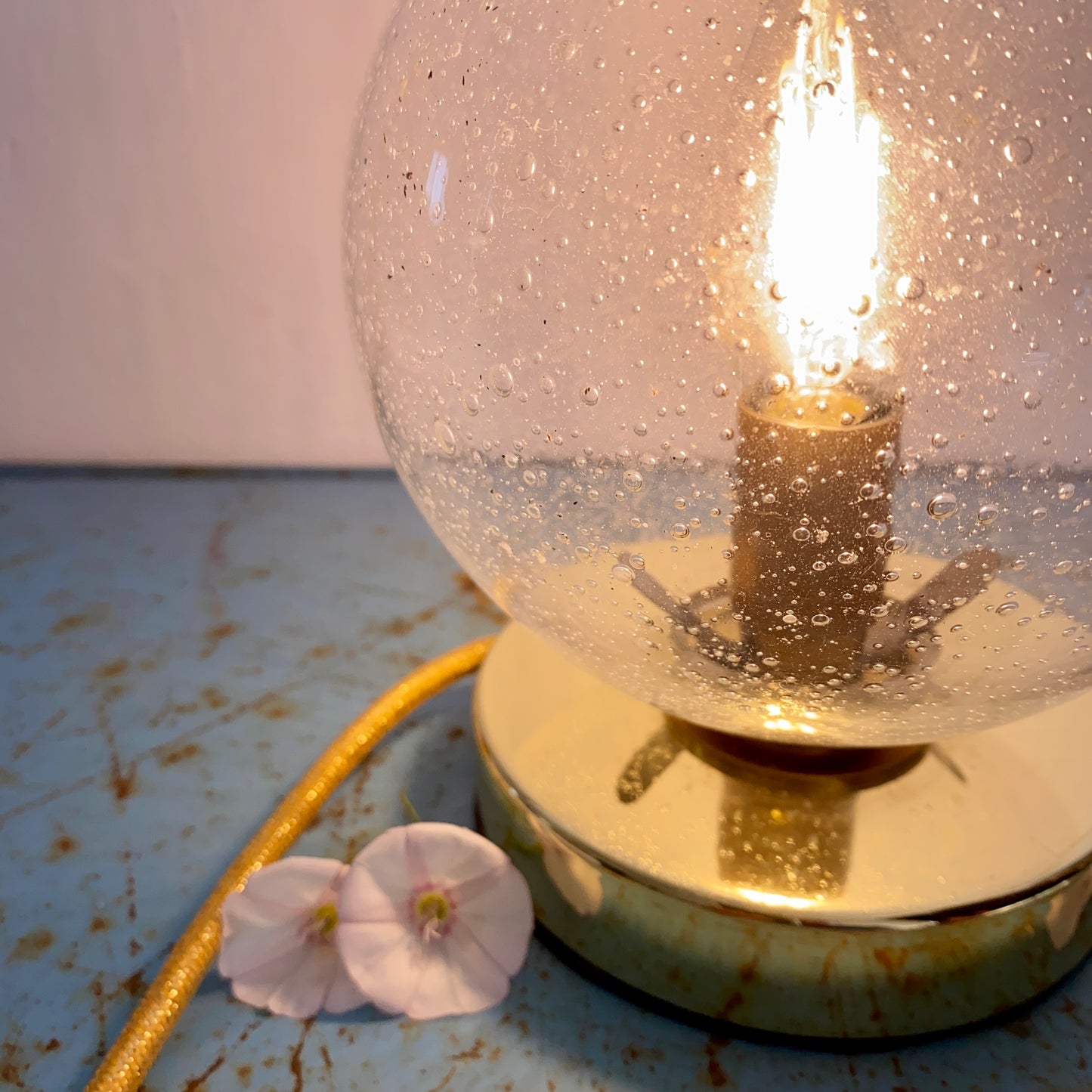 Lampe à poser globe vintage en verre bullé