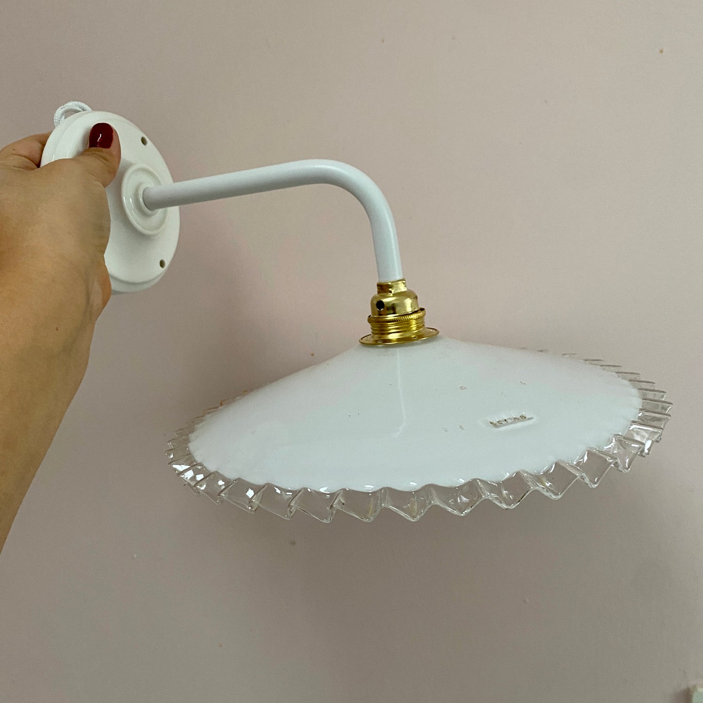 Applique abat-jour vintage en opaline blanche