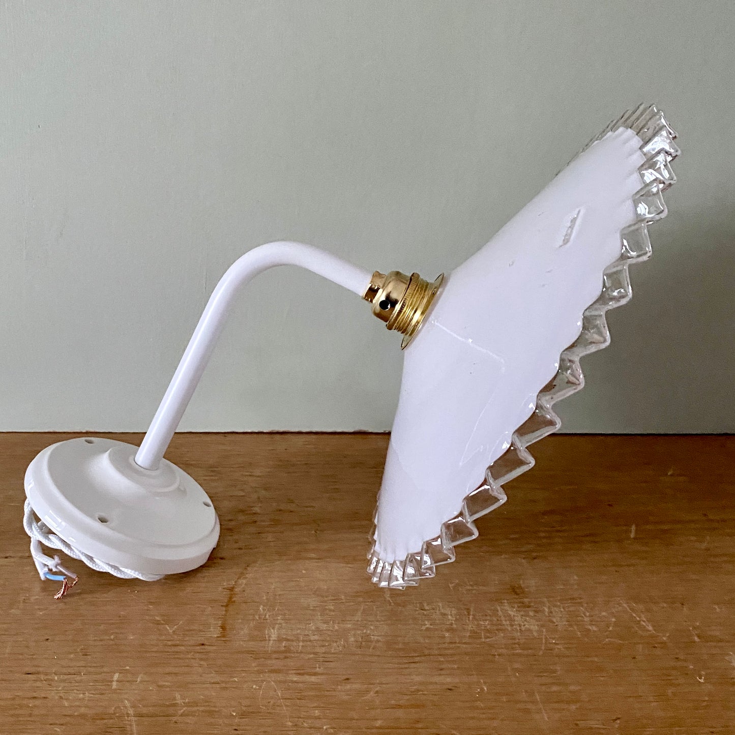 Applique abat-jour vintage en opaline blanche
