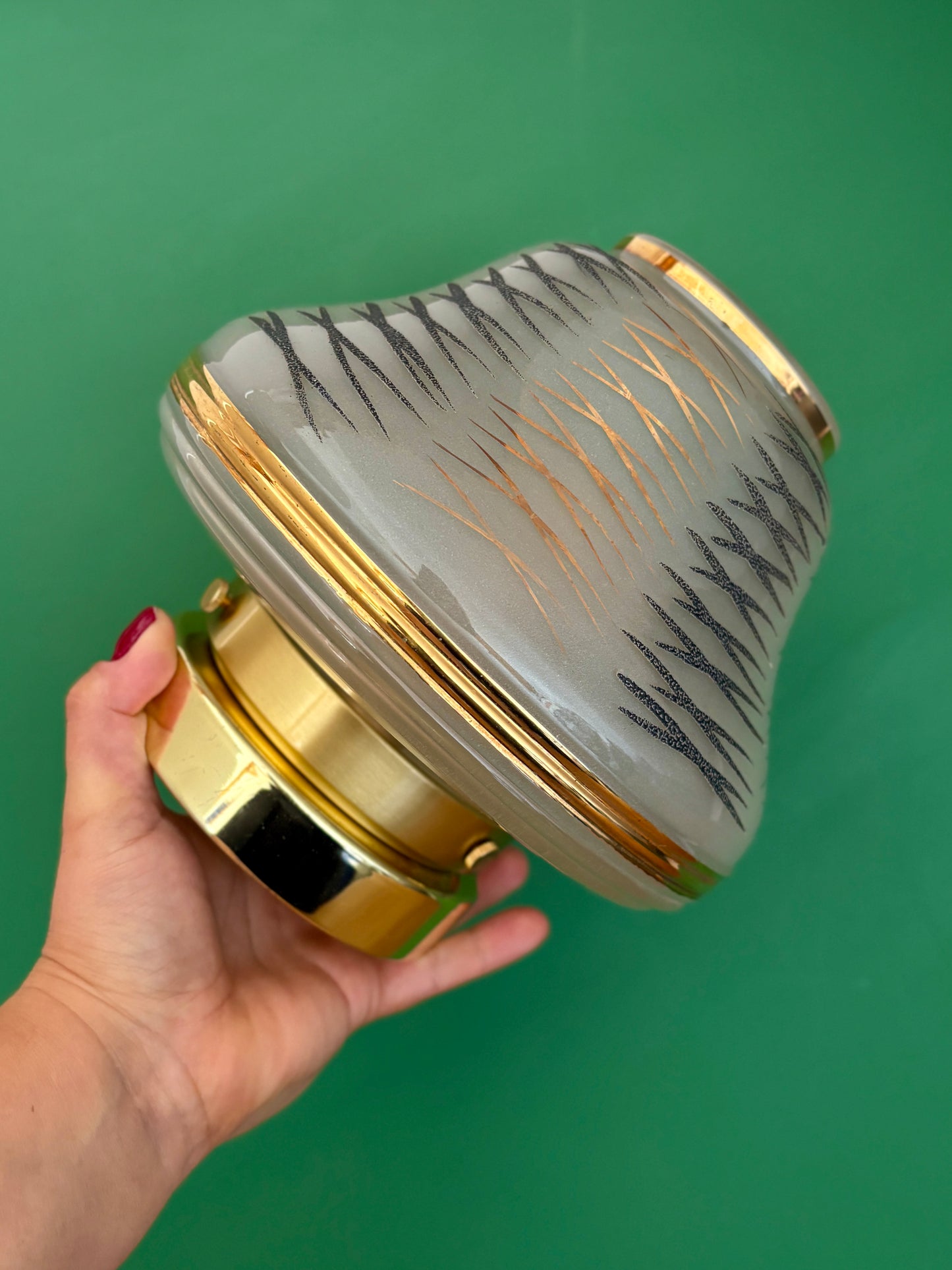 Applique/plafonnier globe vintage art déco en verre blanc,noir et doré