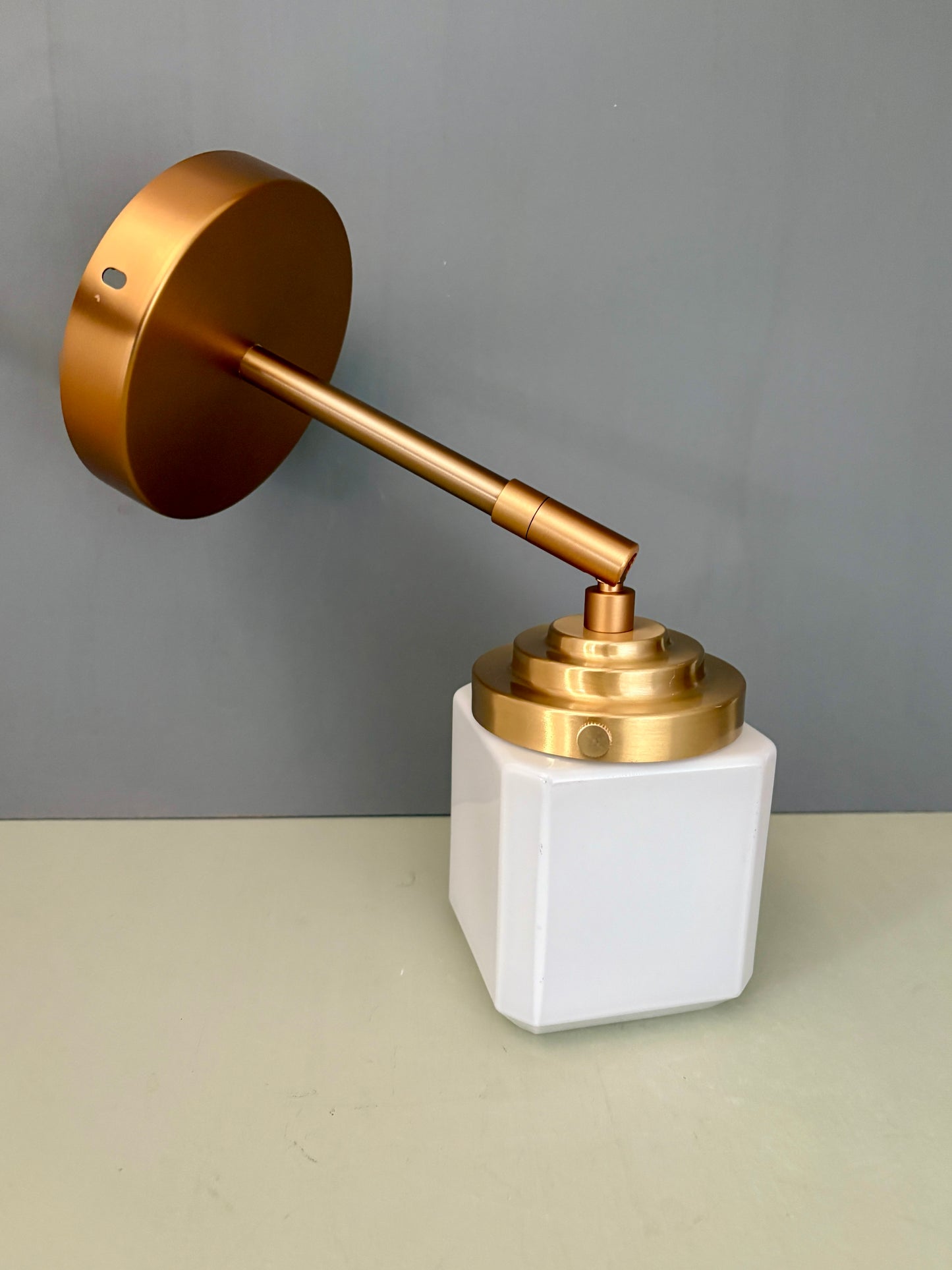 Applique globe art déco vintage en opaline blanche