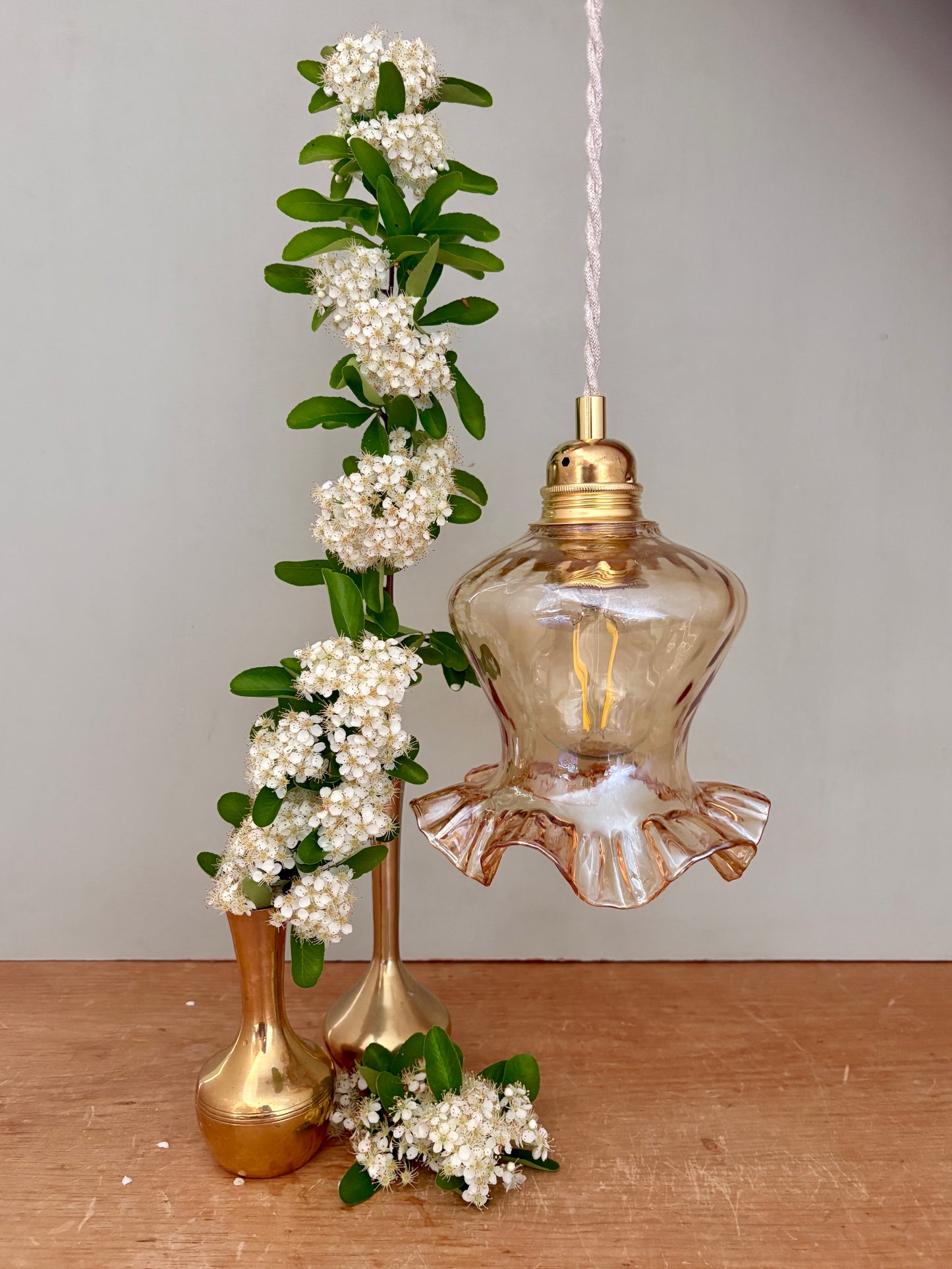 Suspension tulipe vintage en verre ambré