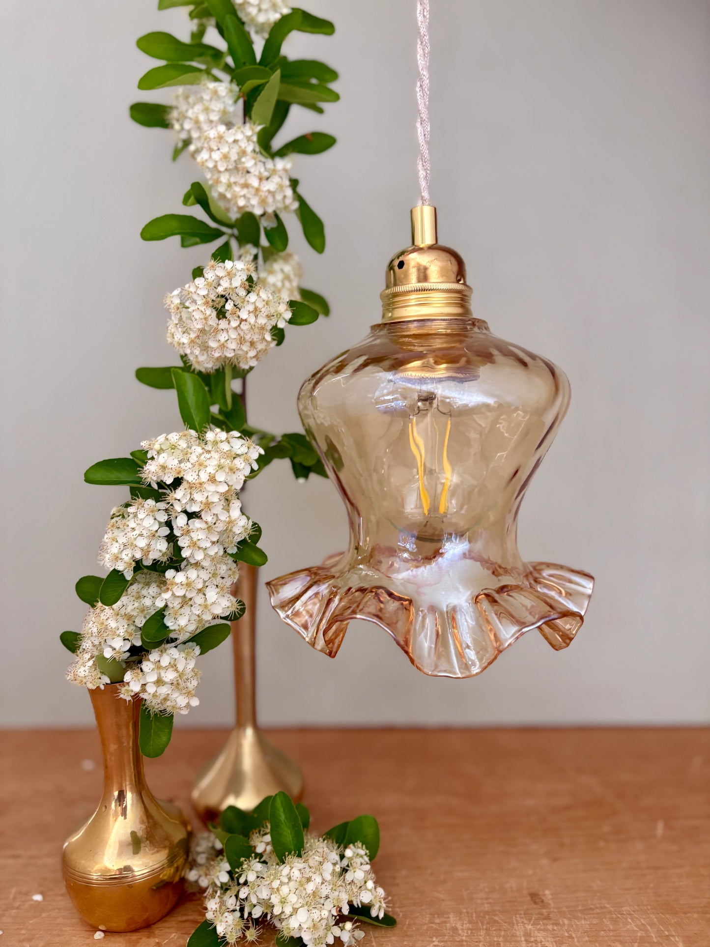 Suspension tulipe vintage en verre ambré