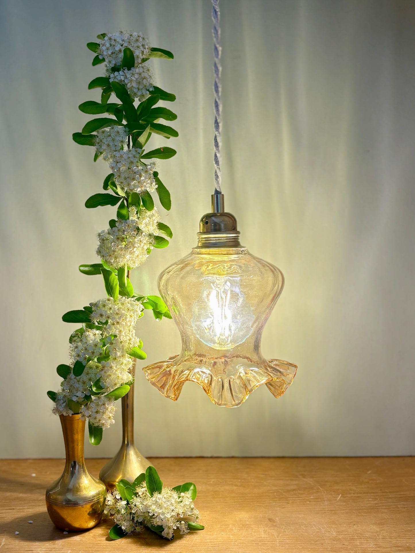 Suspension tulipe vintage en verre ambré