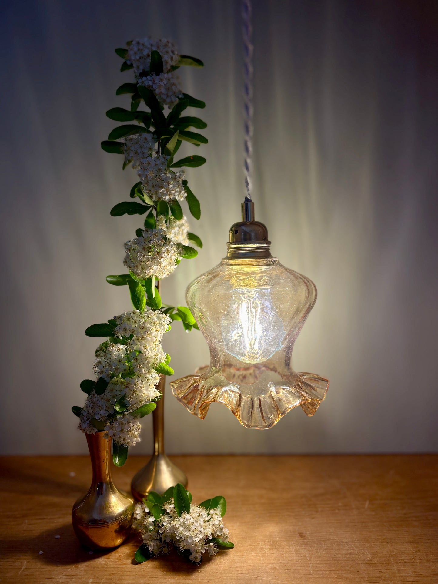 Suspension tulipe vintage en verre ambré