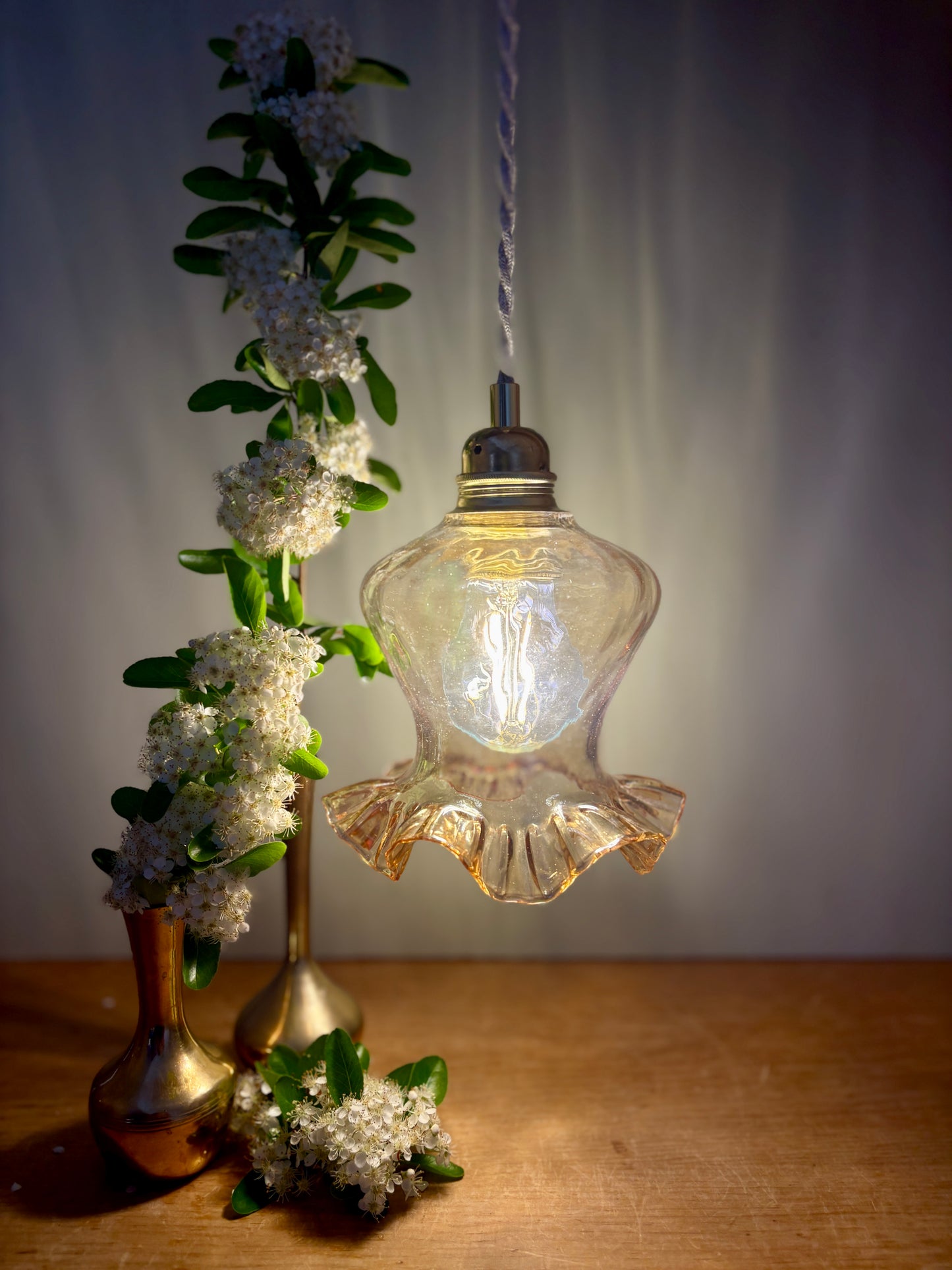 Suspension tulipe vintage en verre ambré