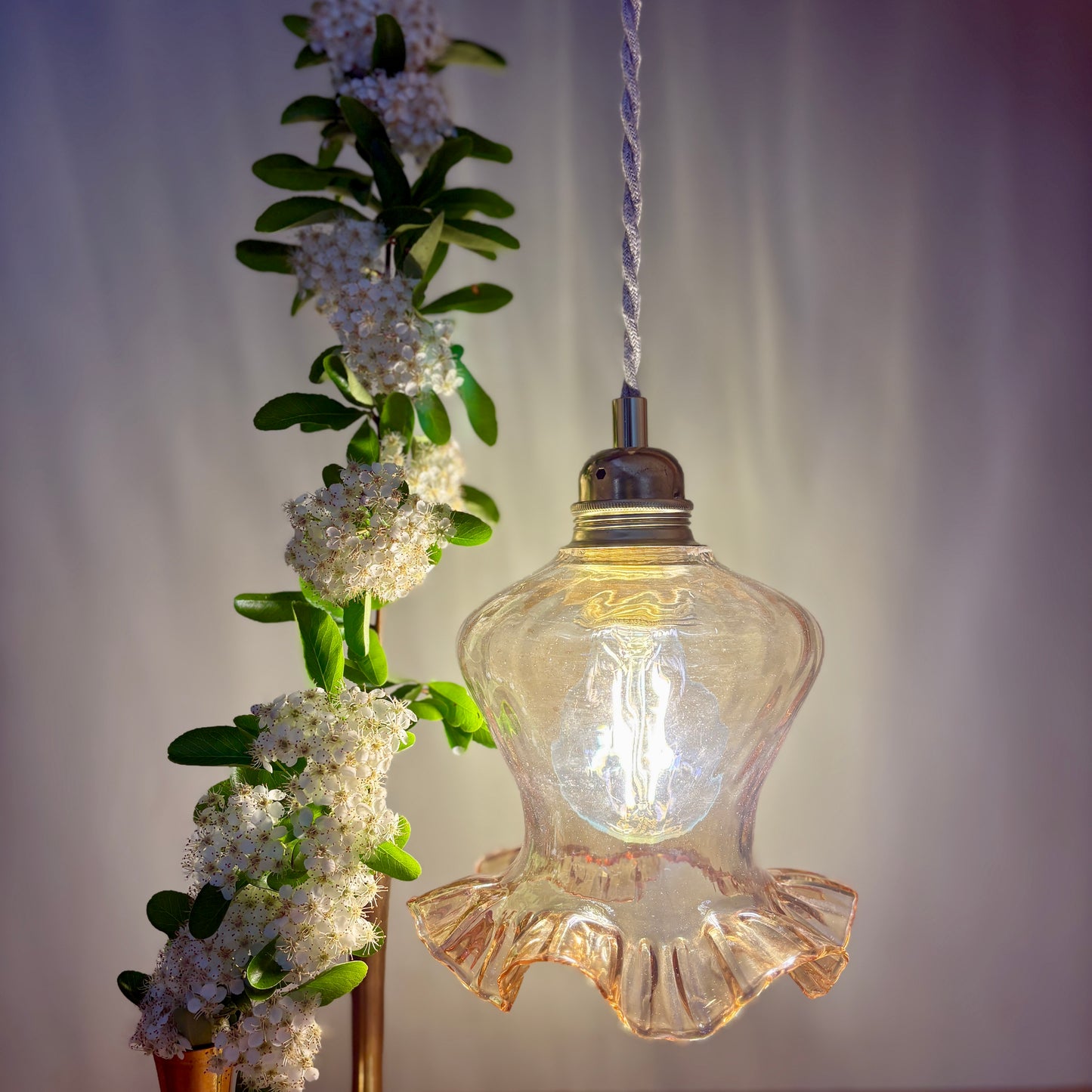 Suspension tulipe vintage en verre ambré