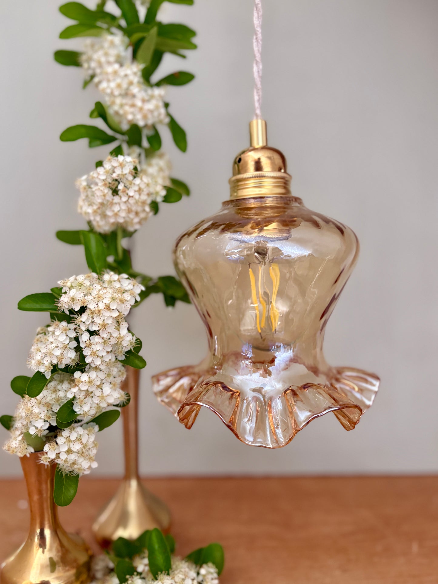 Suspension tulipe vintage en verre ambré