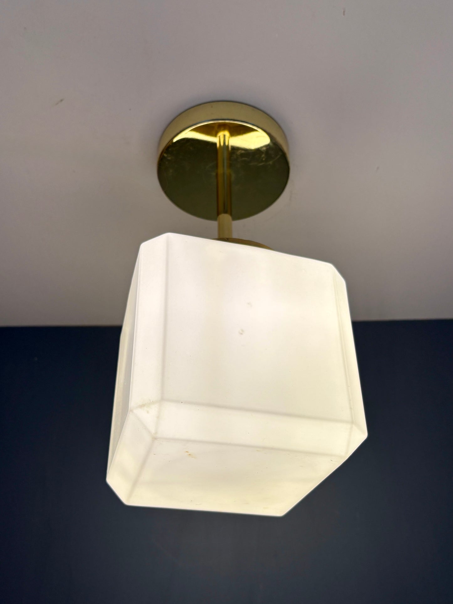 Suspension / plafonnier globe vintage carré en opaline blanche