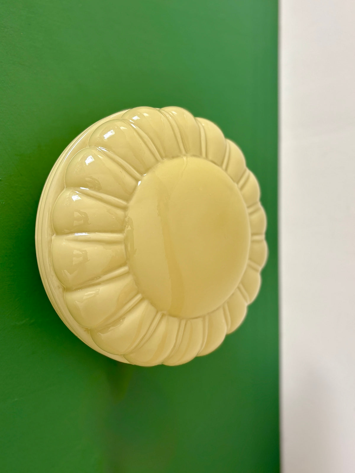 Applique ou plafonnier globe vintage art déco en opaline jaune