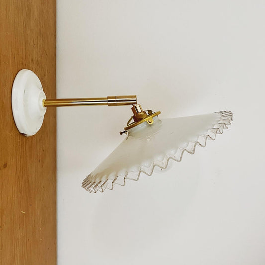 Applique murale abat-jour vintage en opaline blanche