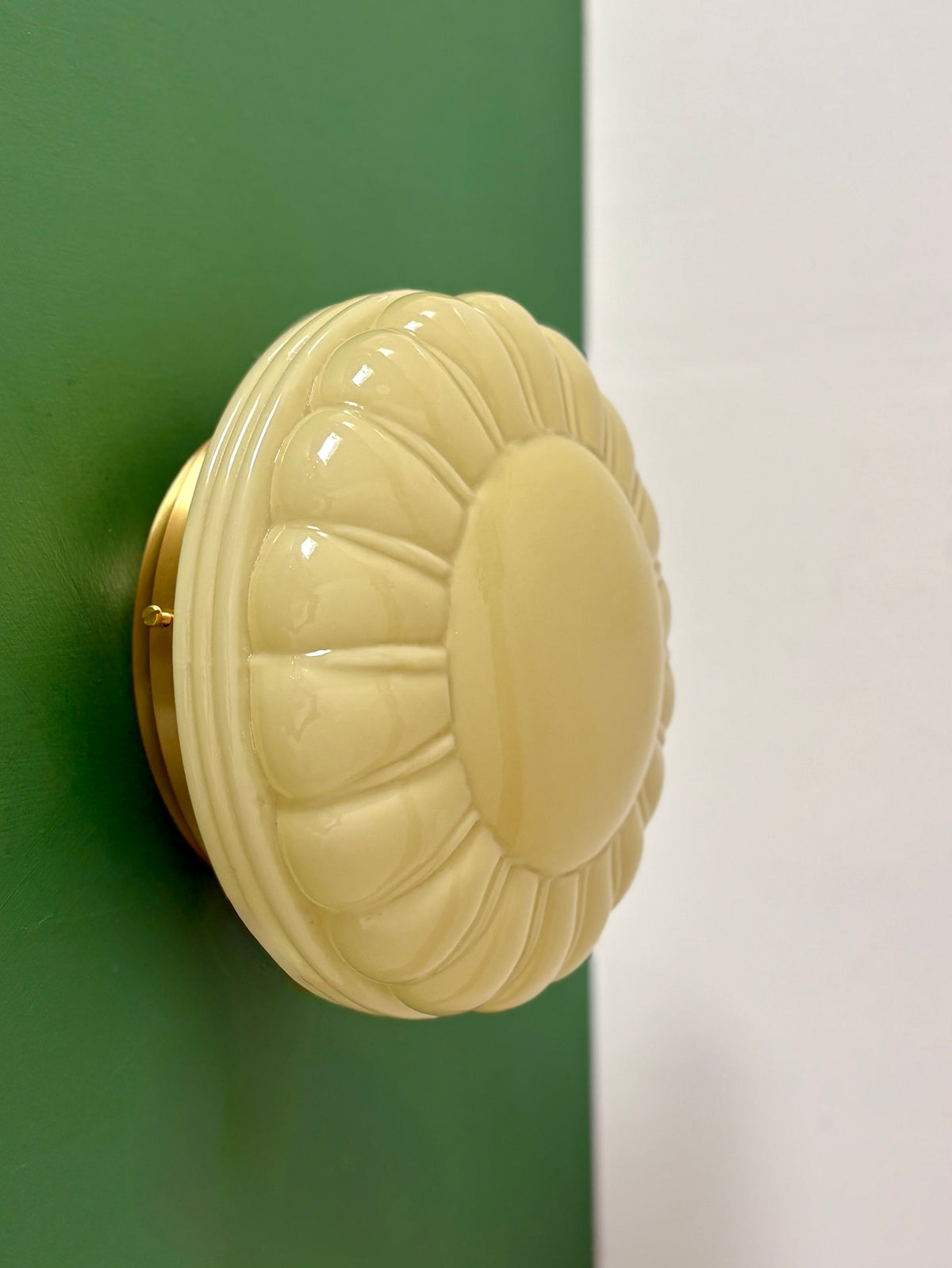 Applique ou plafonnier globe vintage art déco en opaline jaune