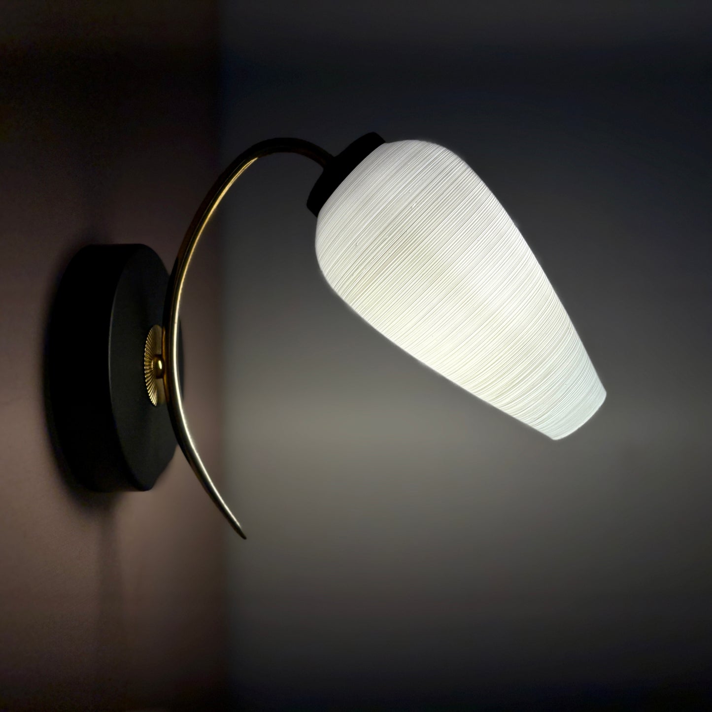 Applique globe vintage en opaline blanche