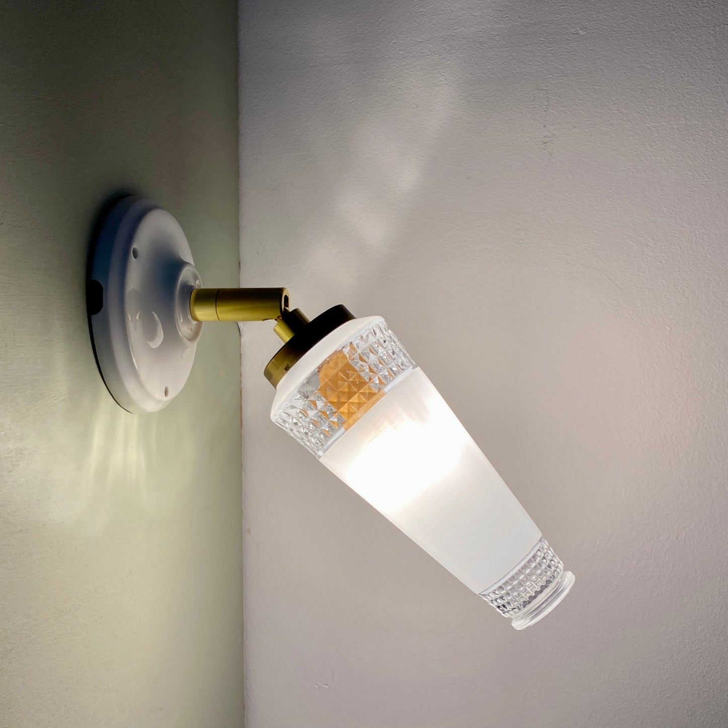 Applique tulipe vintage en verre blanc et transparent