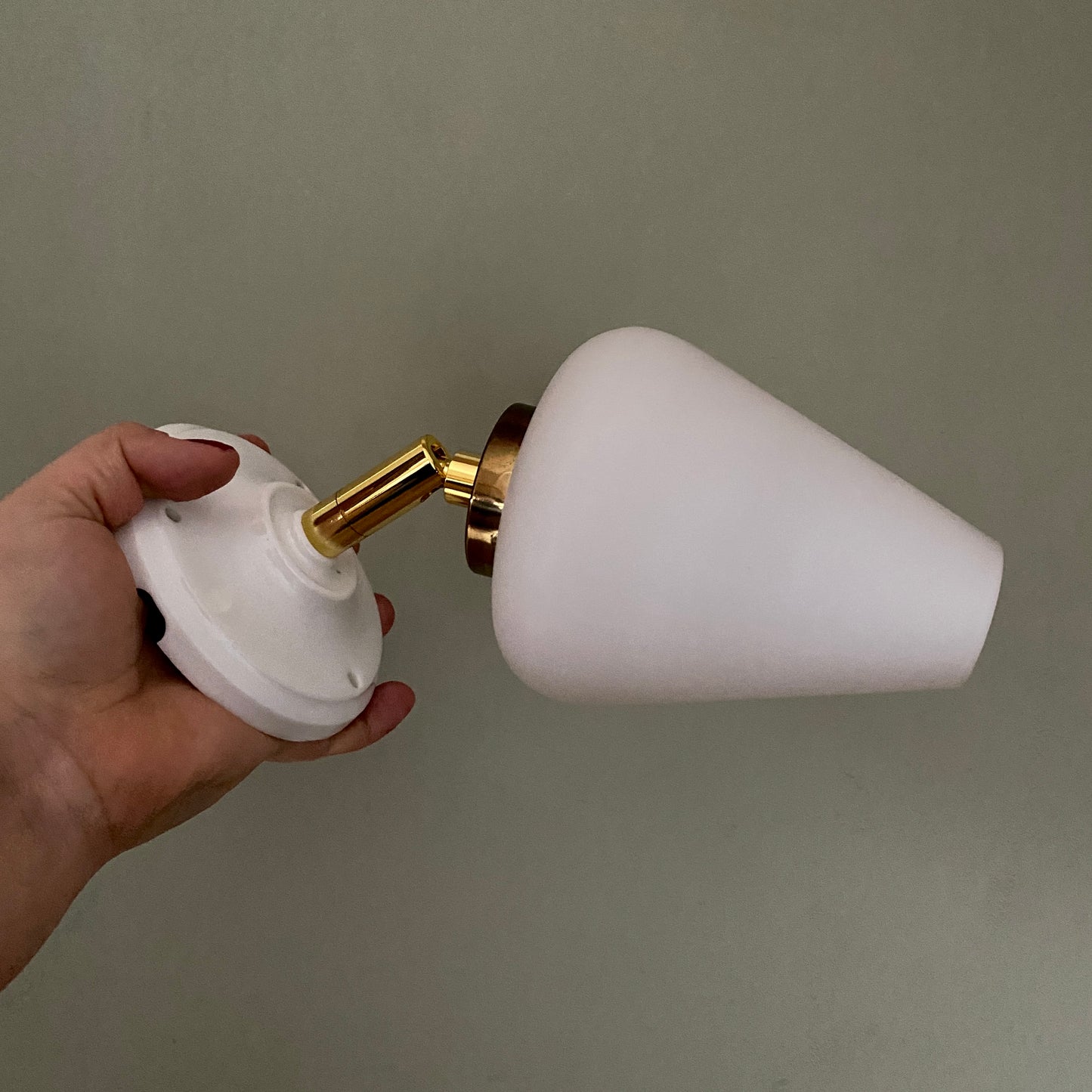 Applique tulipe vintage en opaline blanche