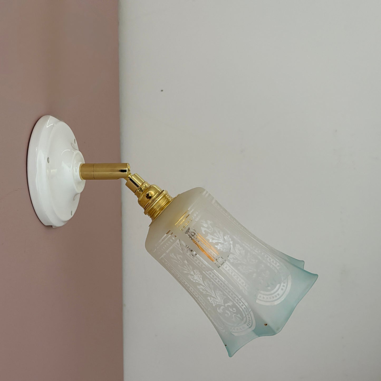 Applique tulipe vintage en verre dépoli blanc et bleu