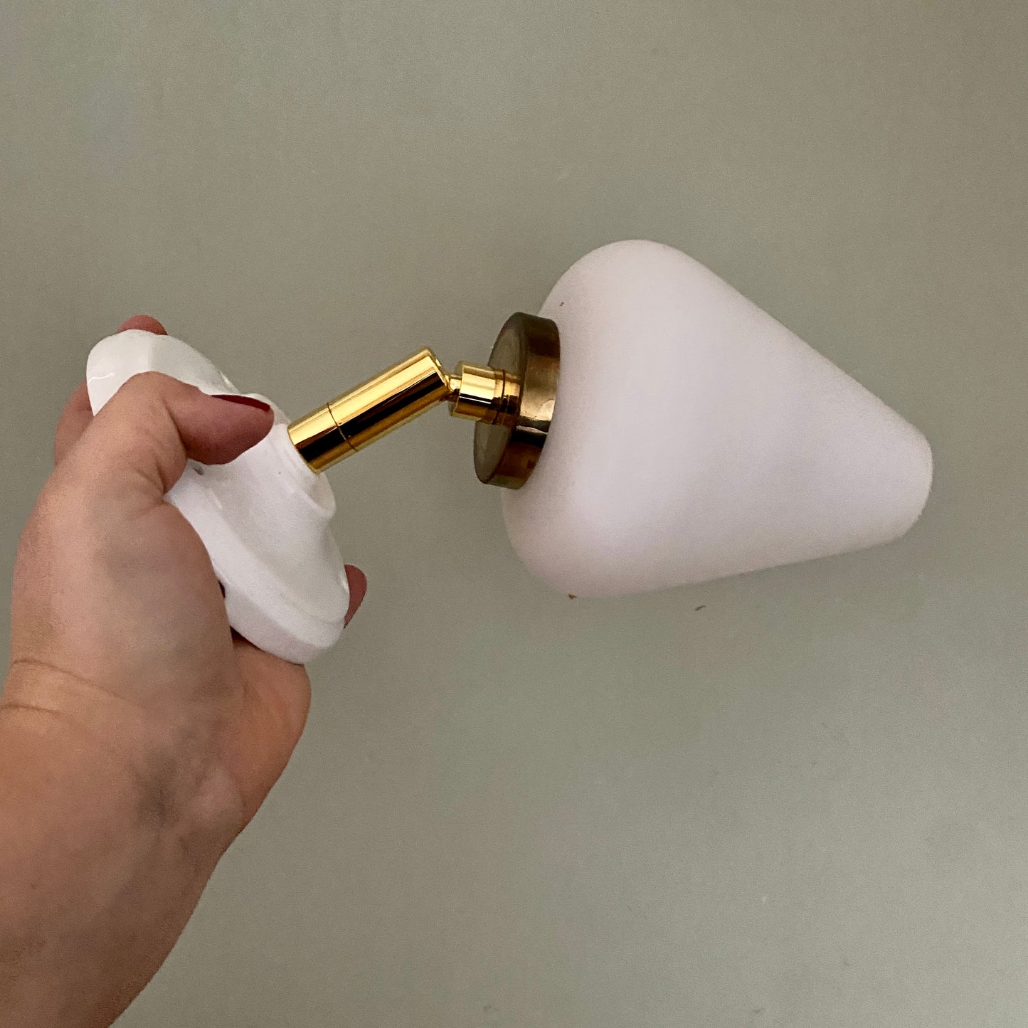 Applique tulipe vintage en opaline blanche