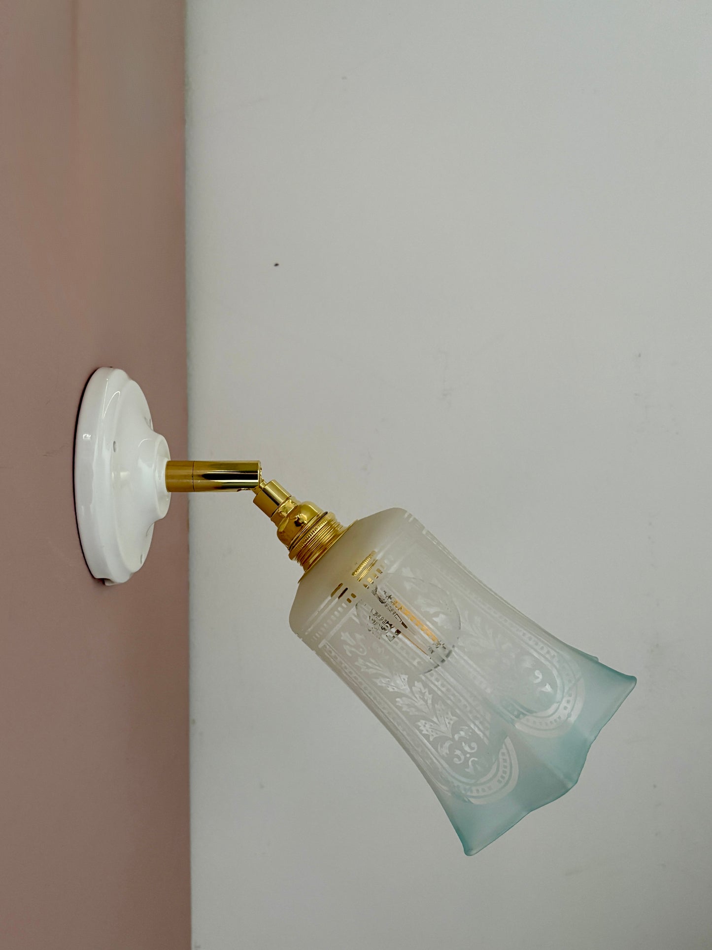 Applique tulipe vintage en verre dépoli blanc et bleu