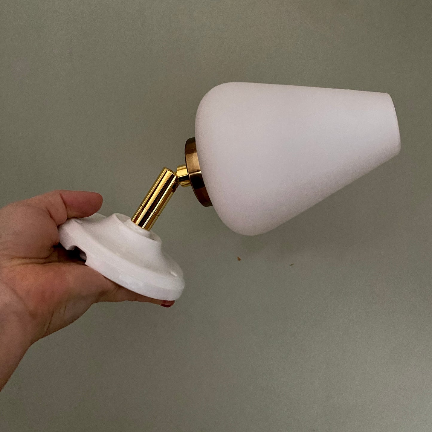 Applique tulipe vintage en opaline blanche