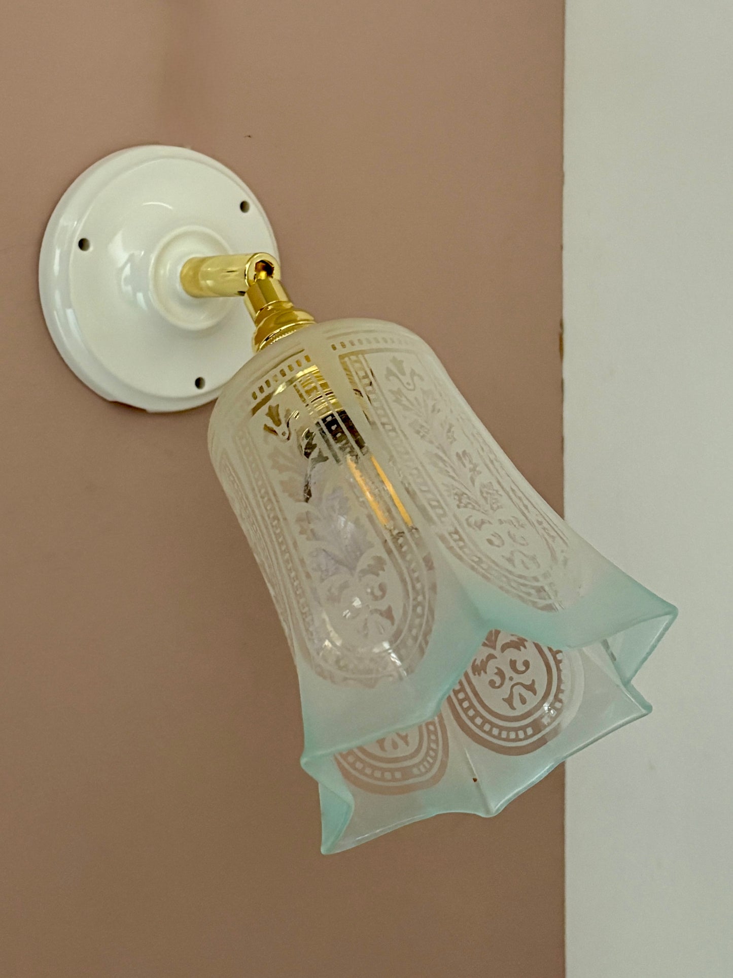 Applique tulipe vintage en verre dépoli blanc et bleu