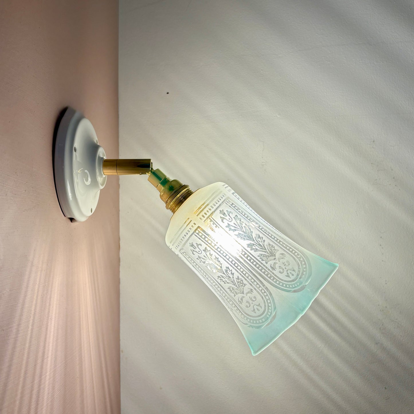 Applique tulipe vintage en verre dépoli blanc et bleu