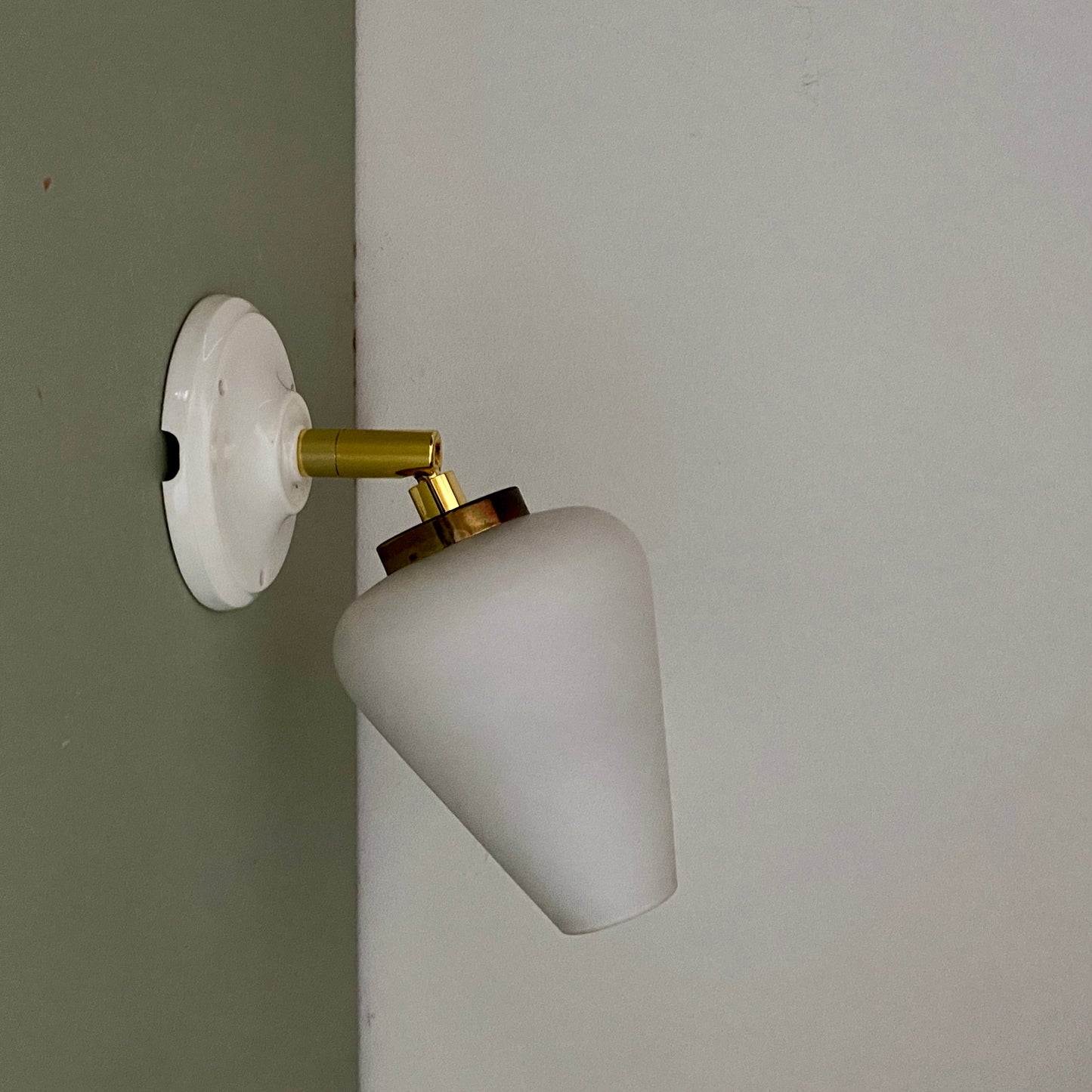 Applique tulipe vintage en opaline blanche