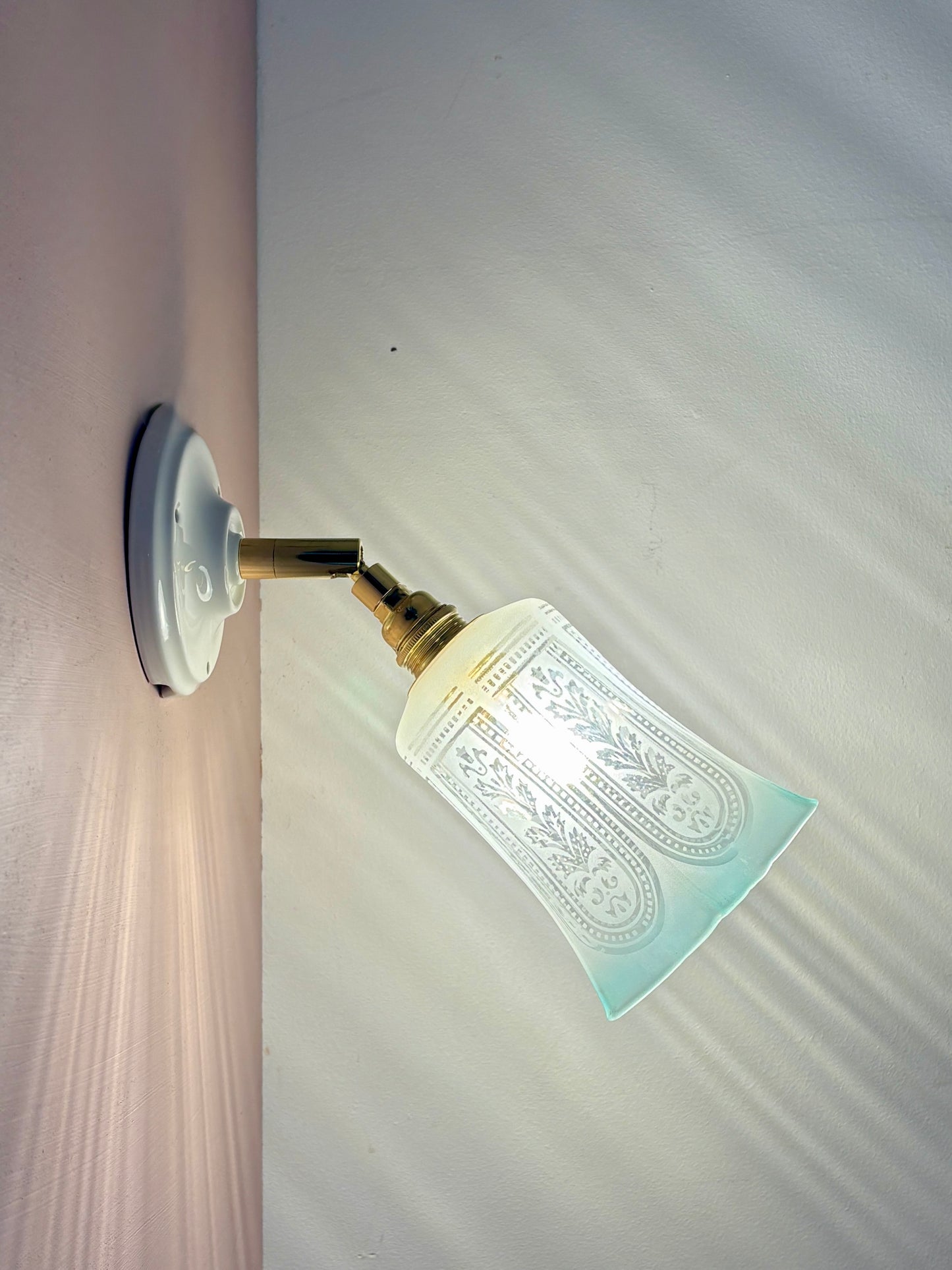 Applique tulipe vintage en verre dépoli blanc et bleu