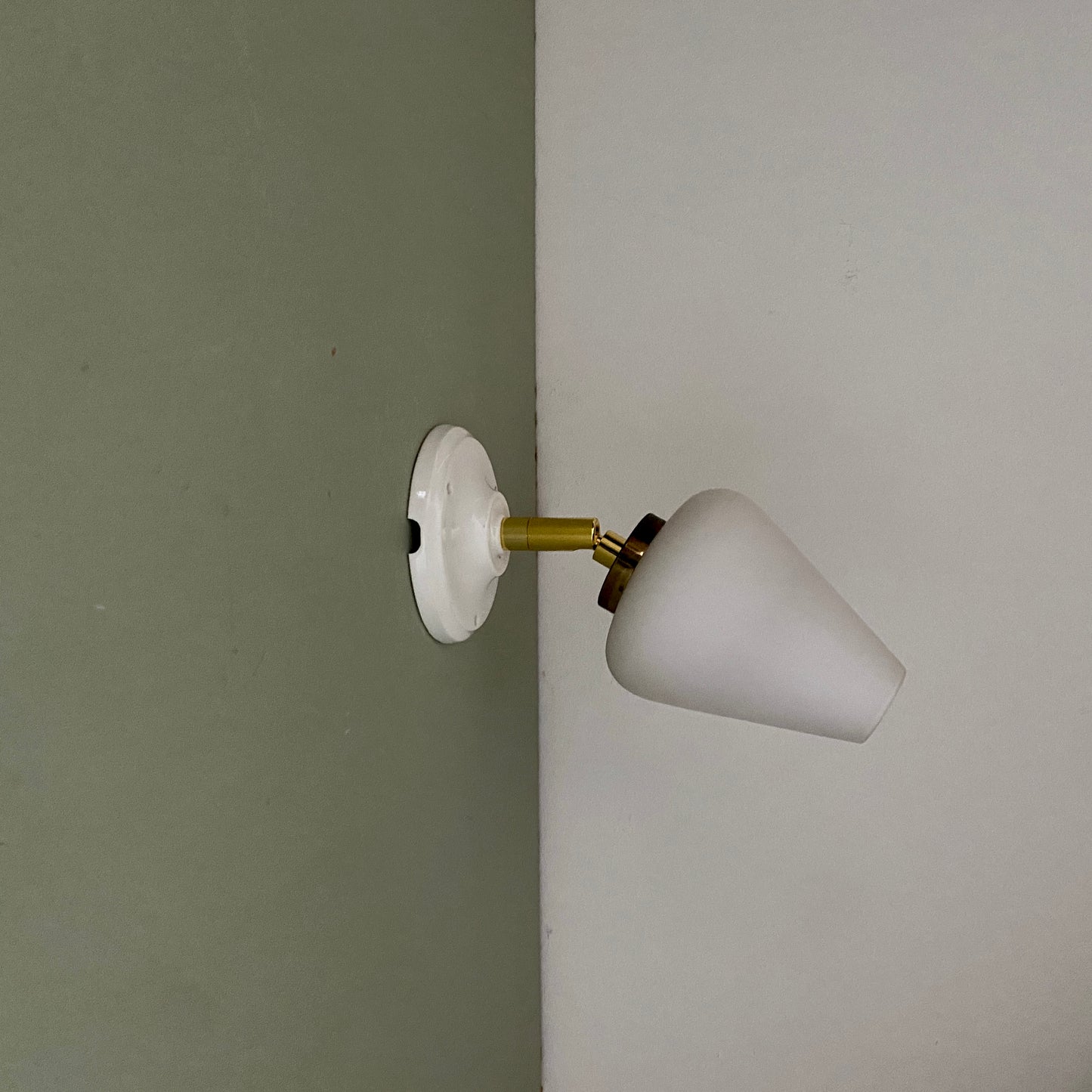 Applique tulipe vintage en opaline blanche