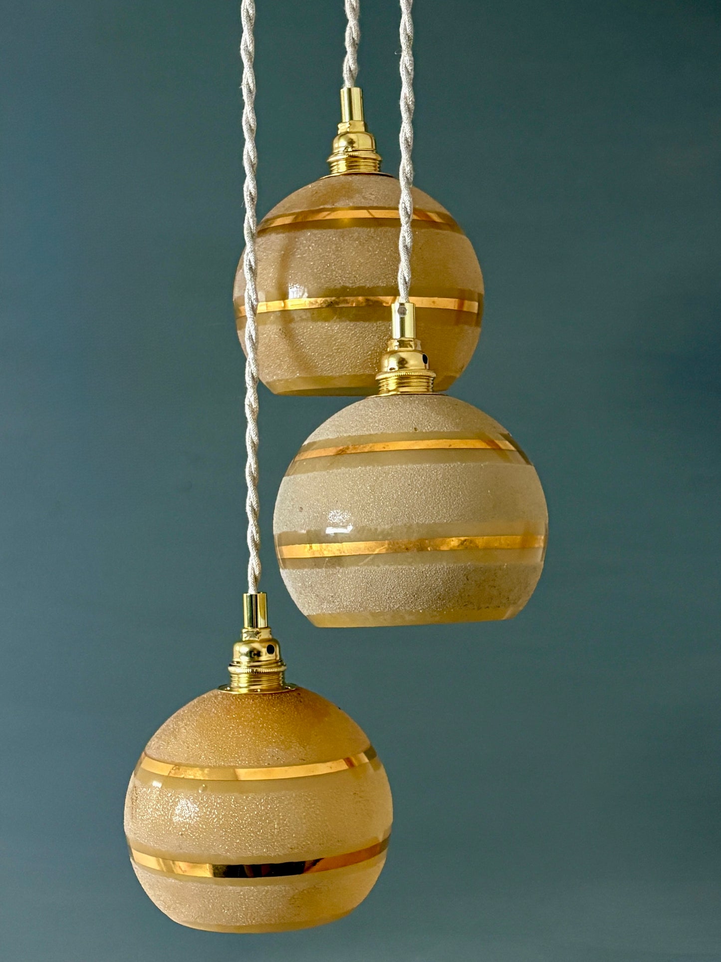 Suspension triples globes vintage en verre granité jaune et or