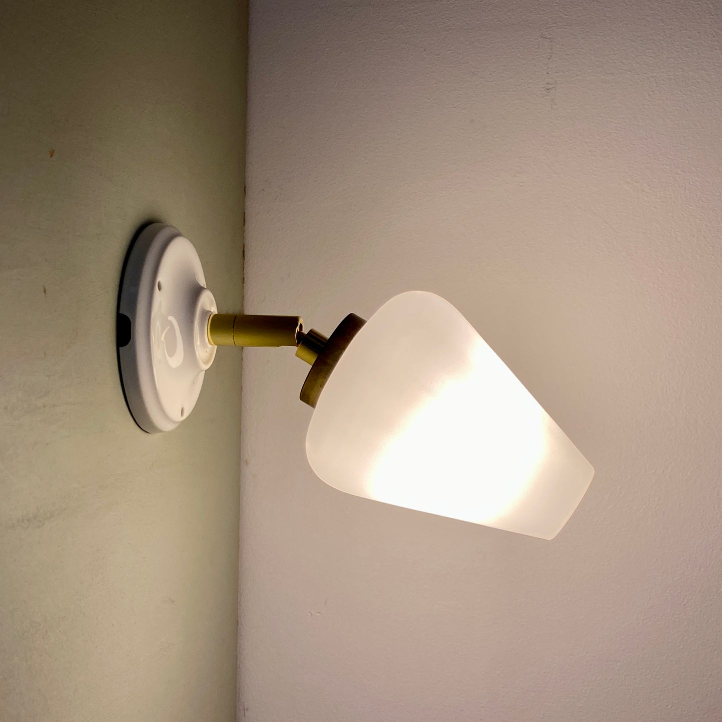 Applique tulipe vintage en opaline blanche