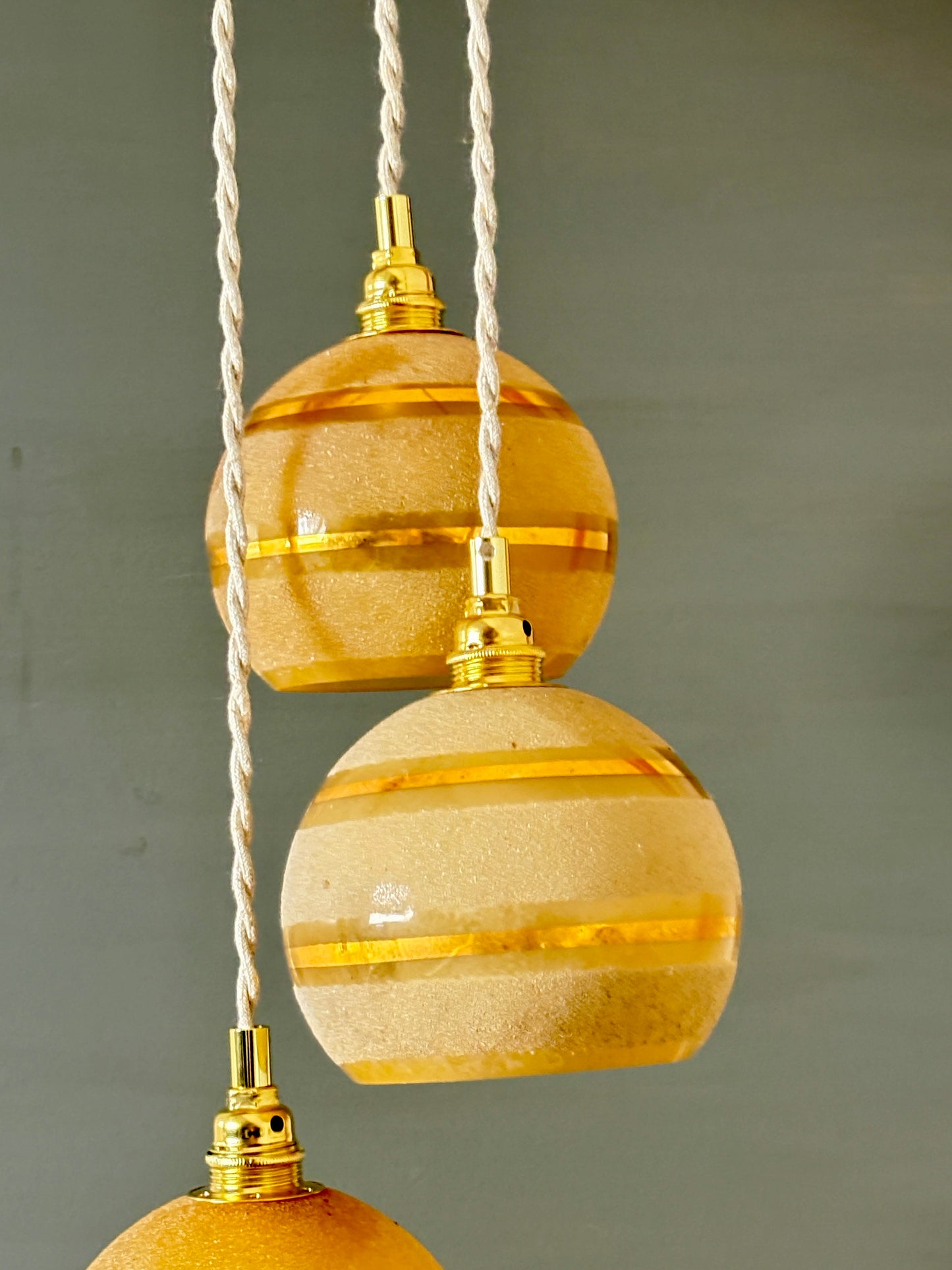 Suspension triples globes vintage en verre granité jaune et or